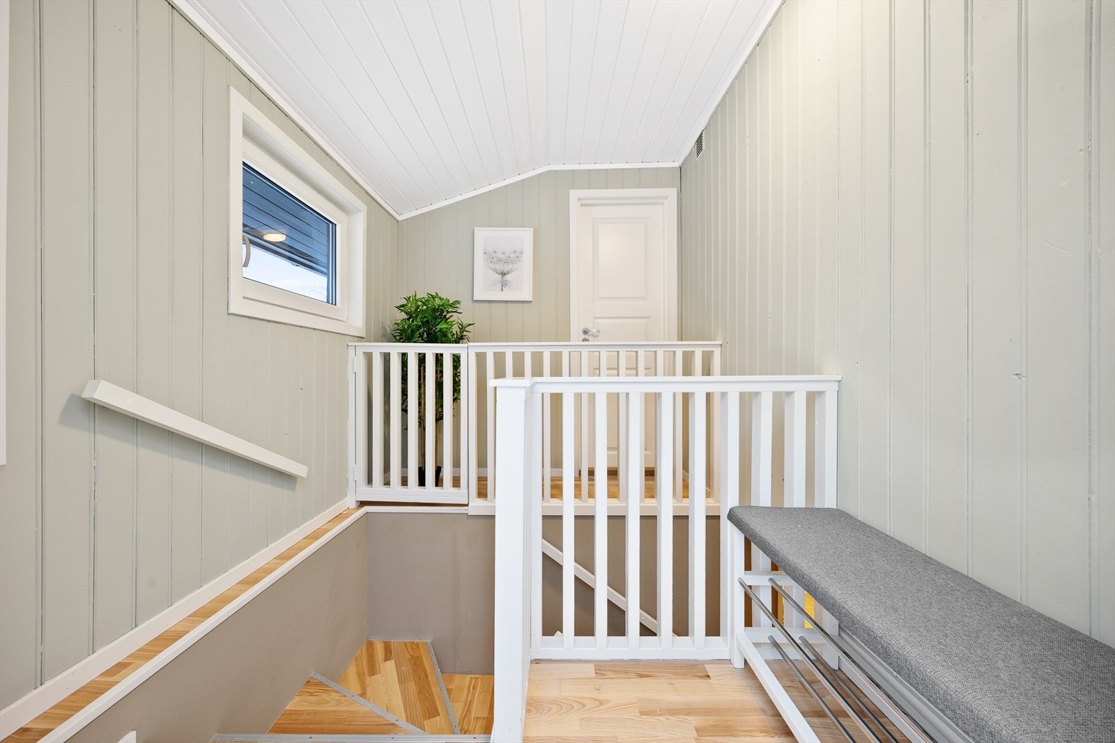 Trapperom. Det er etablert en separat inngang med tilgang til underetasjen. Galleribilde