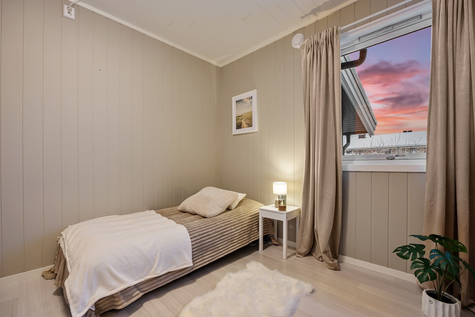 Soverom II og III er begge i stil med hovedsoverommet, og kan benyttes alt etter behov. Galleribilde