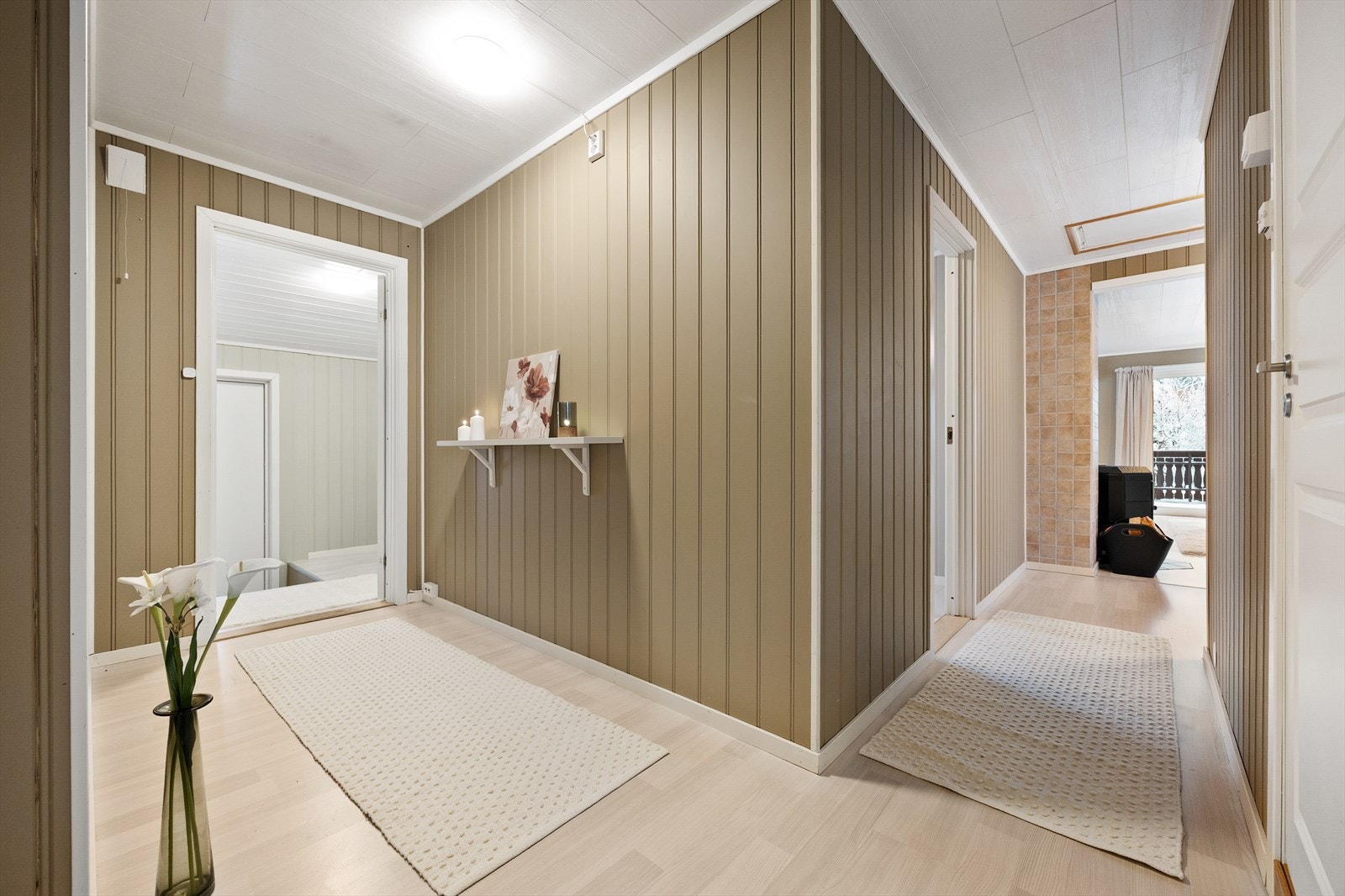 Gangen leder videre inn til etasjens øvrige rom. Galleribilde