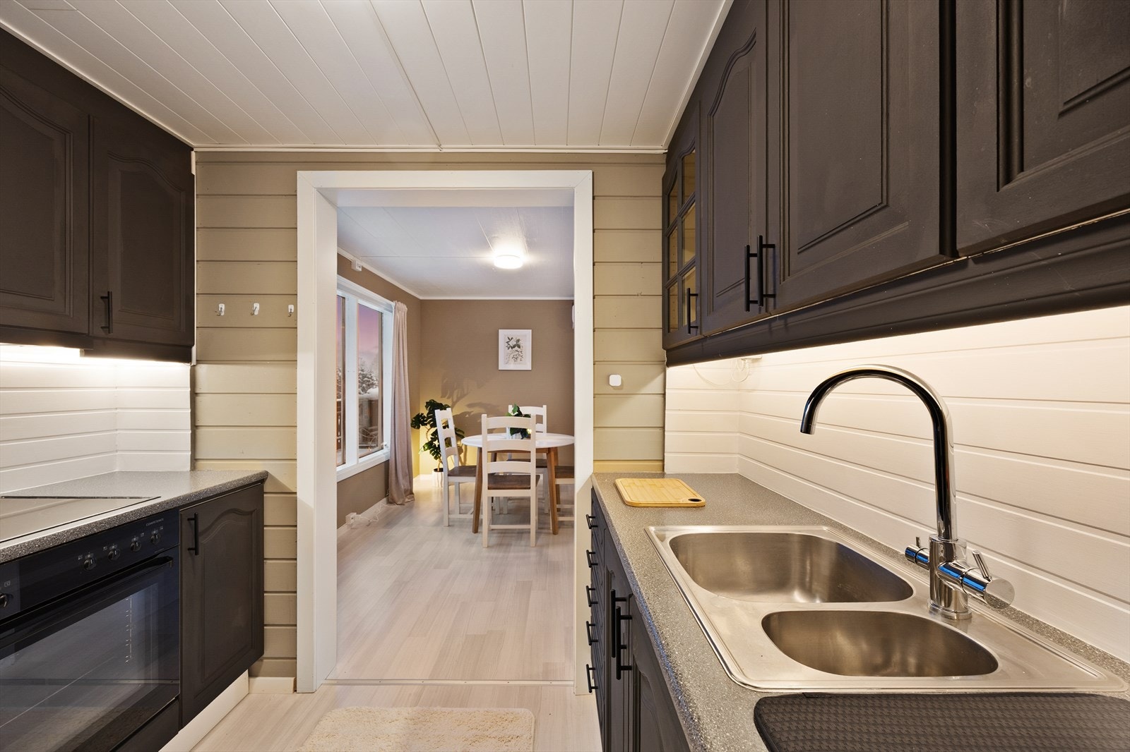 I tilknytning til kjøkkenet er det naturlig plass for spisebord og her kan venner og familie samles. Galleribilde