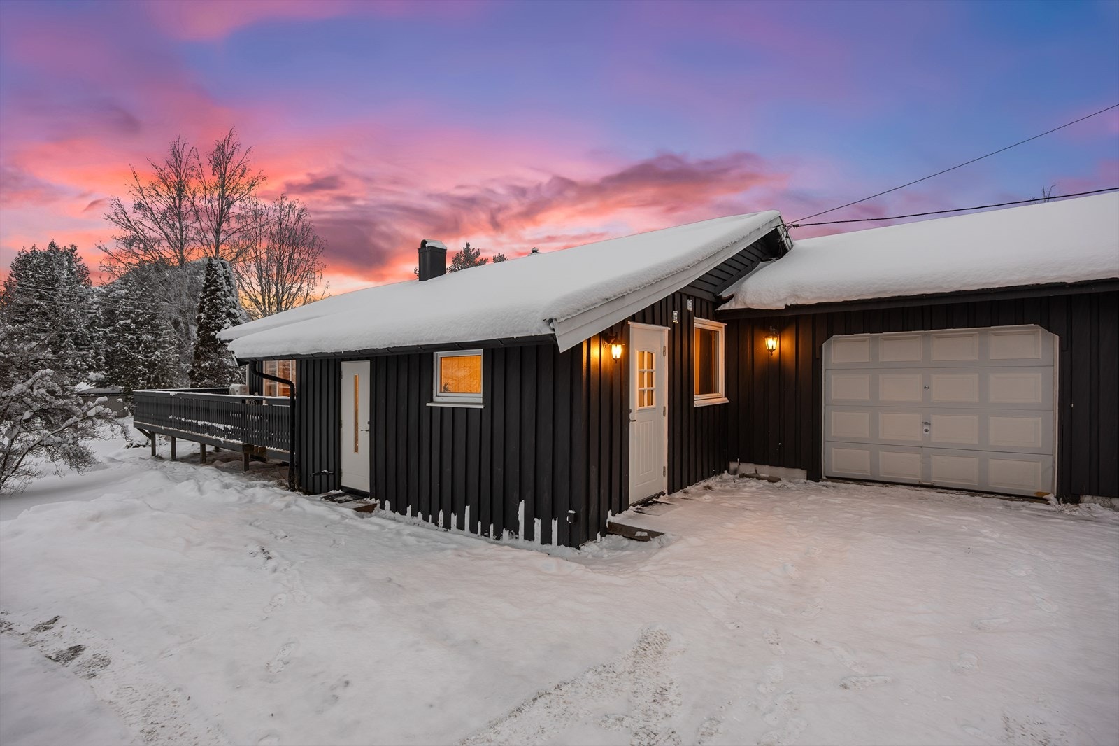 Boligen har en integrert garasje med leddport og fjernstyring. Galleribilde