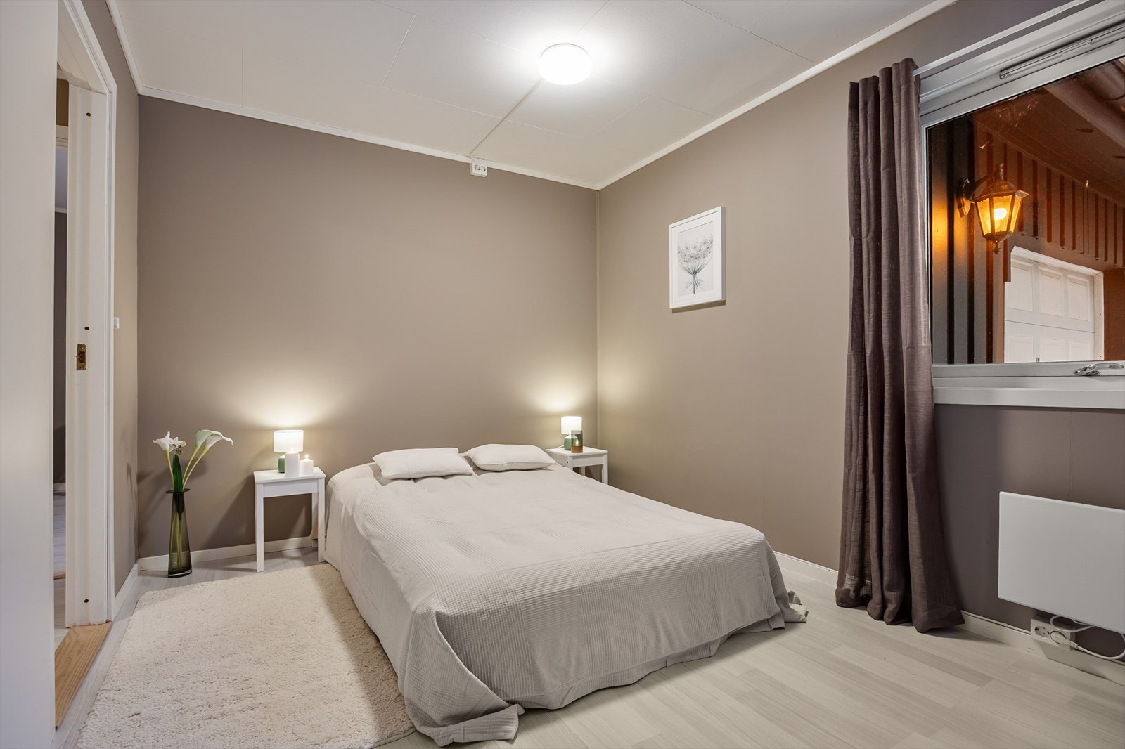 Hovedsoverommet er behagelig med god plass til dobbeltseng og tilhørende nattbord, samt garderobeløsning. Galleribilde