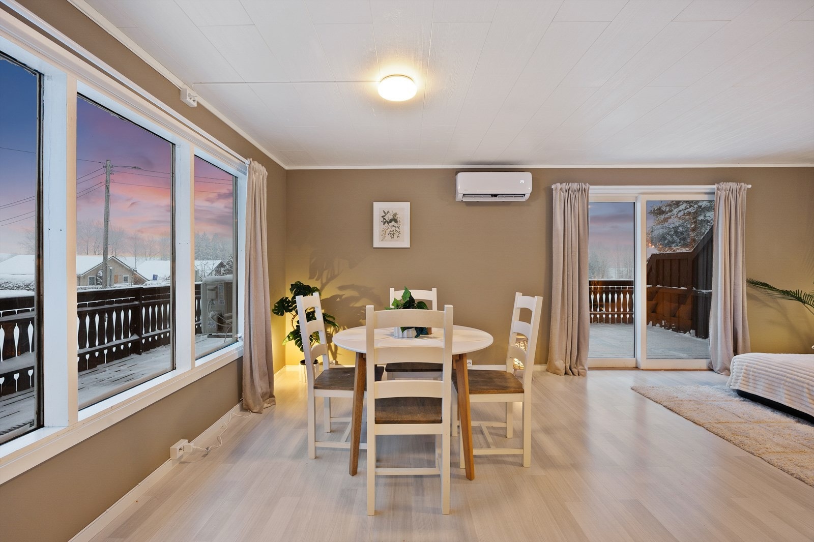 I tilknytning til kjøkkenet er det naturlig plass for spisebord og her kan venner og familie samles. Galleribilde