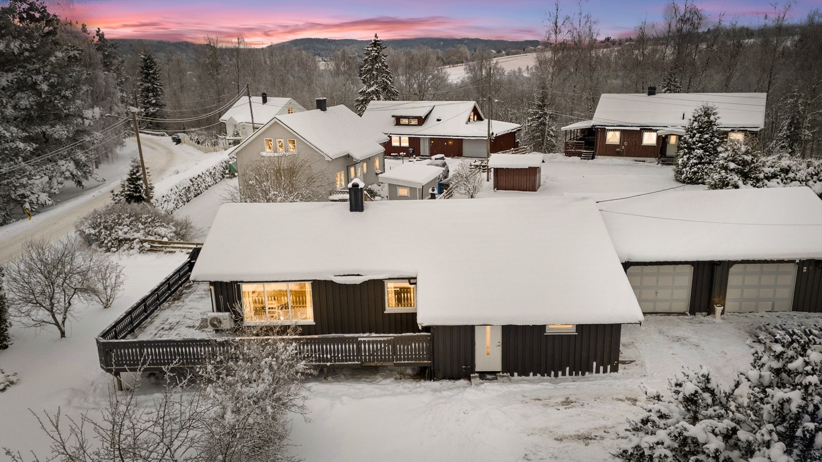 Beliggende i et rolig og etablert boligområde, ideelt for familier. Galleribilde