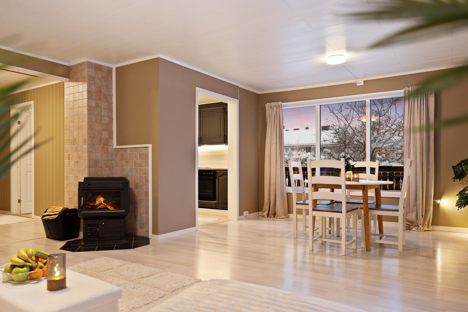 Fra stuen er det utgang til terrasse via skyvedør og vinduene sørger for rikelig med naturlig lys til rommet. Galleribilde