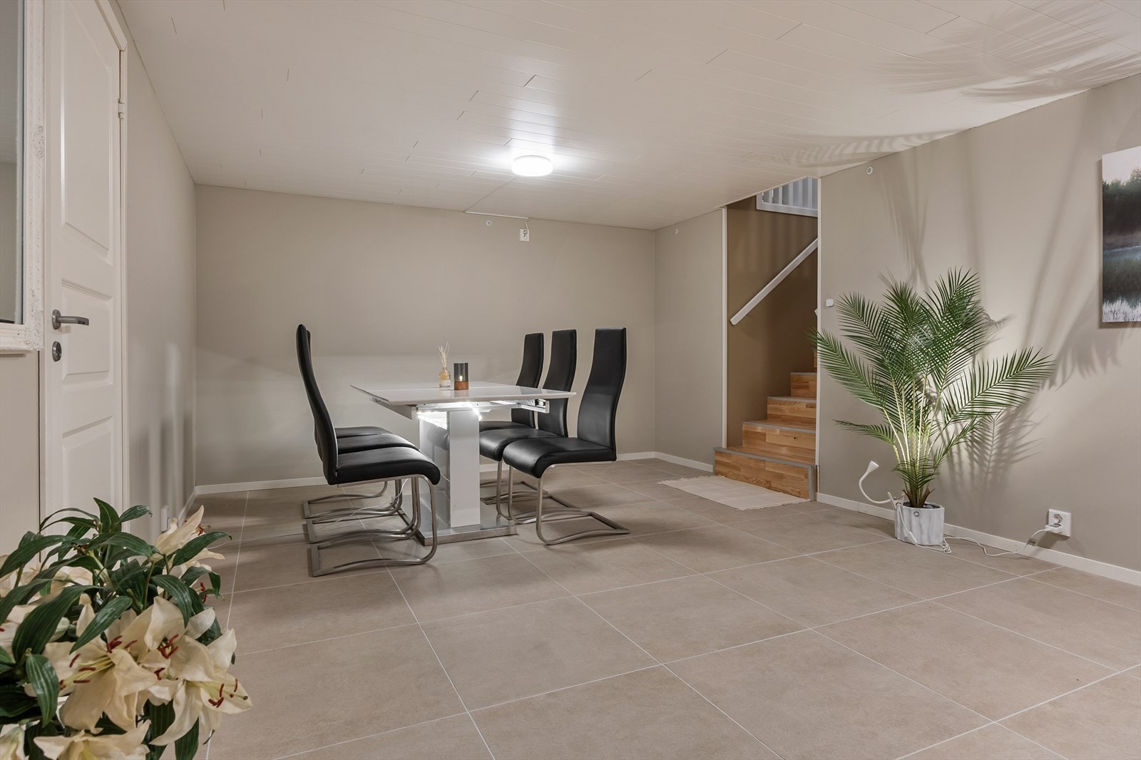 Et stort innredet rom benyttet som stue og kjøkken med varmekabler i gulvet. Galleribilde