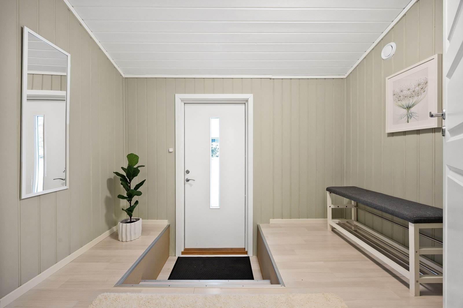 Lys entré med trappeforbindelse ned til underetasjen. Galleribilde