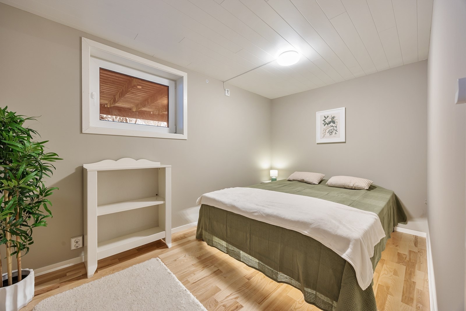 Underetasjen inneholder tre rom innredet som soverom, alle etablert som en del av ombyggingen i 2023. Galleribilde