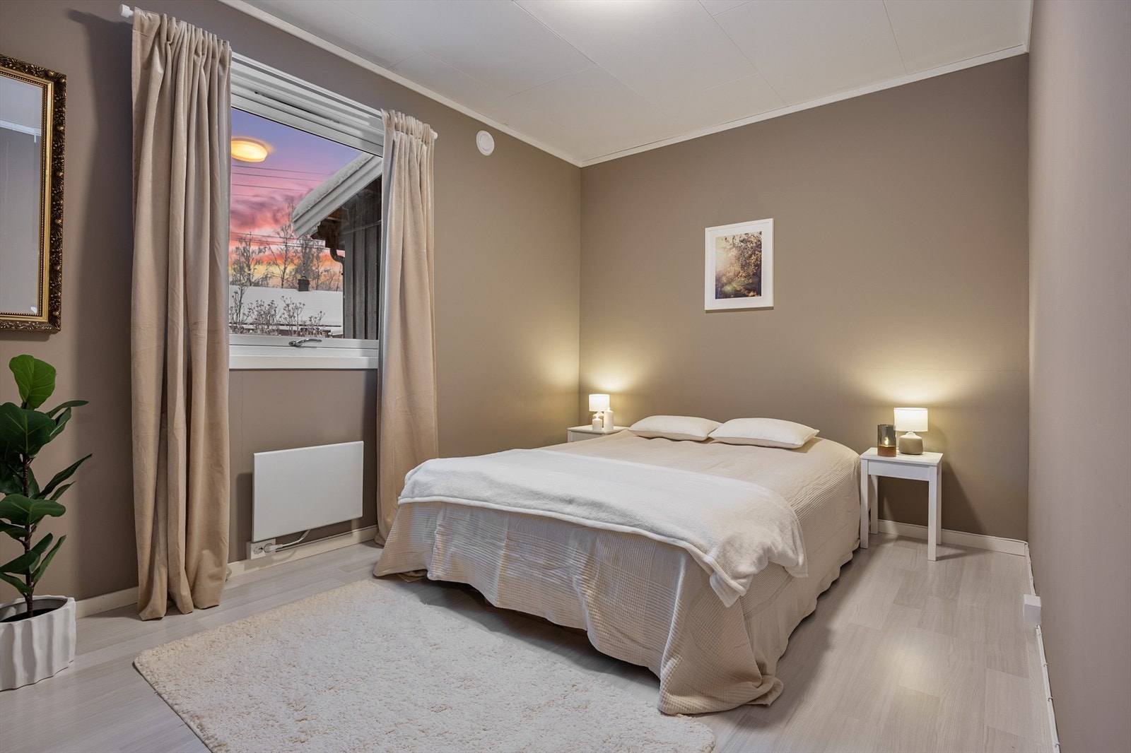 Hovedetasjen har tre soverom som alle framstår luftige med mye gulvplass. Galleribilde