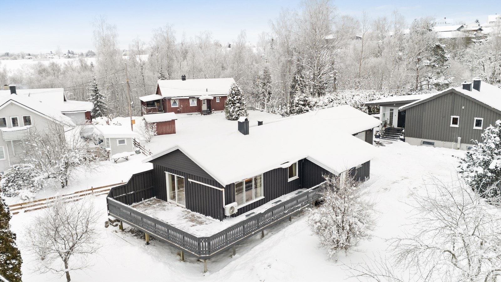 Eiendommen ligger på en solrik hjørnetomt på 835 m², fint opparbeidet med plen og beplantning. Galleribilde