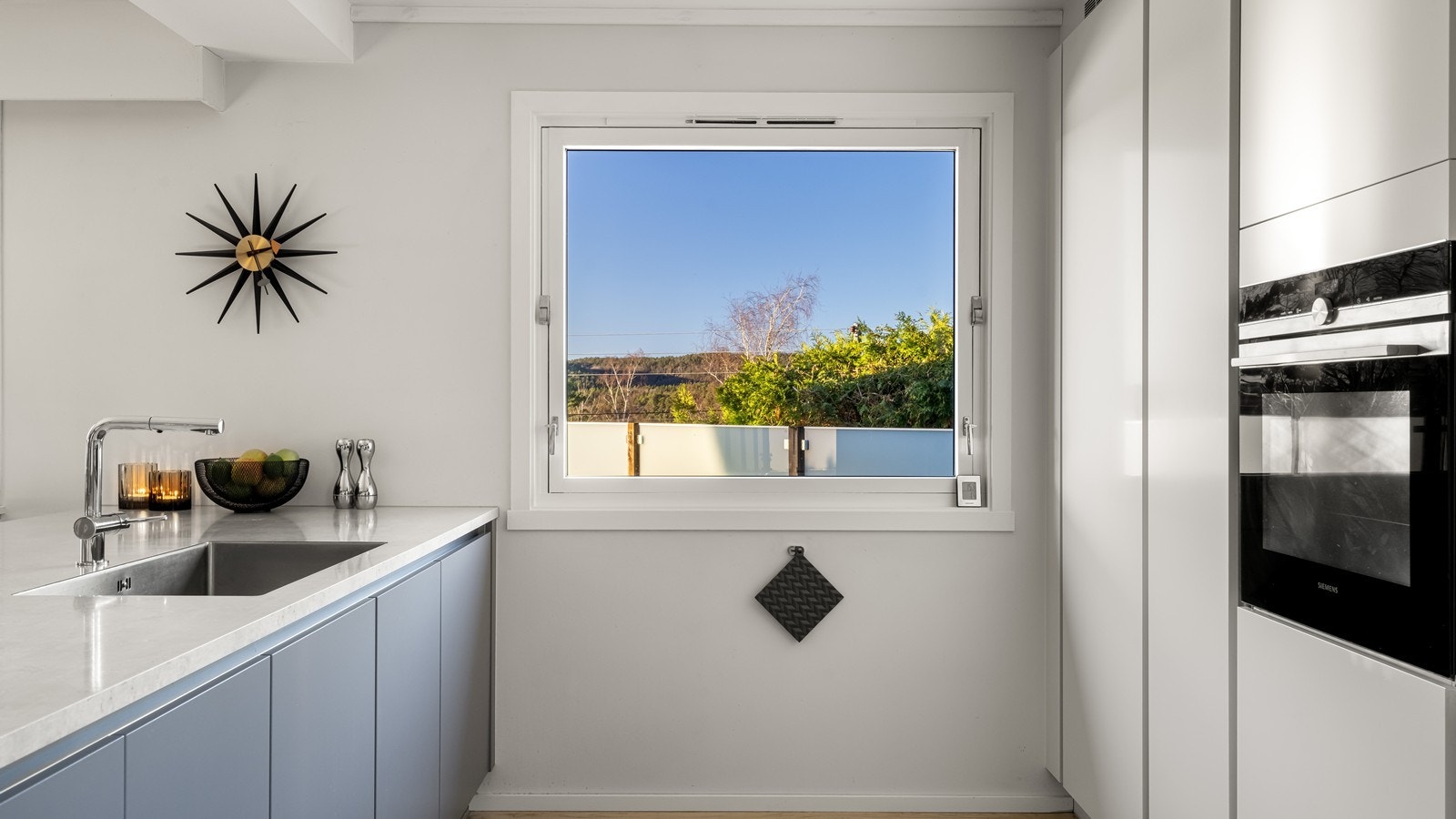 Flott utsikt fra vindu på kjøkkenet Galleribilde