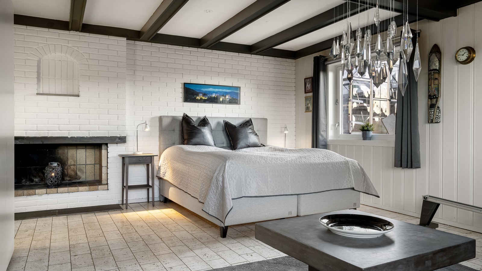 Soverom/kjellerstue med åpen peis Galleribilde