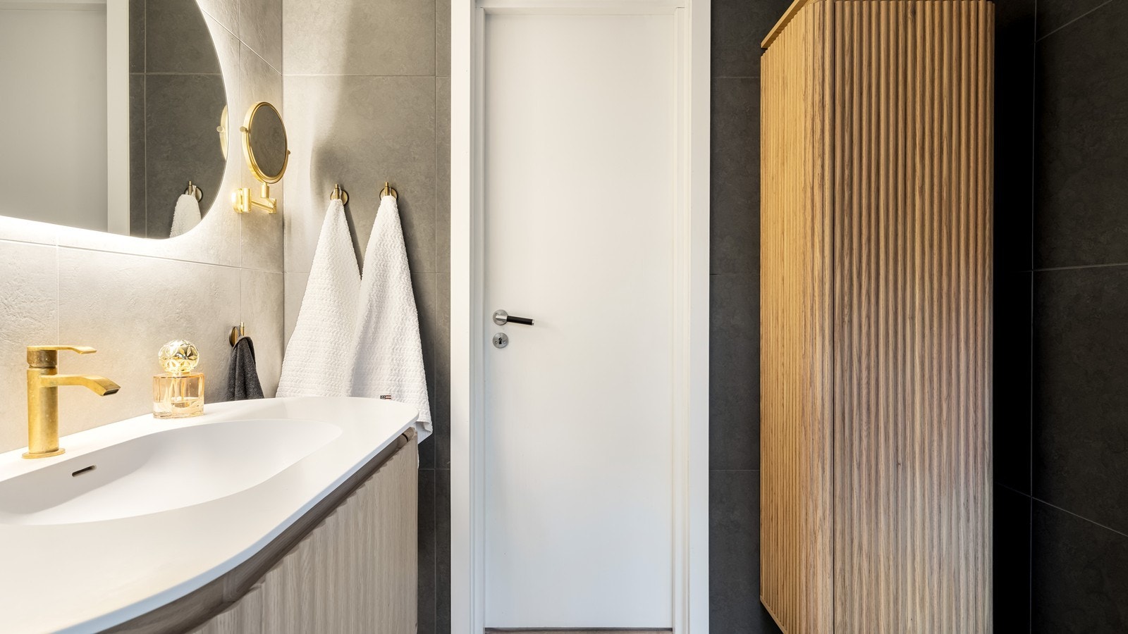 Bad i 2.etg. med flis fra gulv til tak samt varmekabler Galleribilde