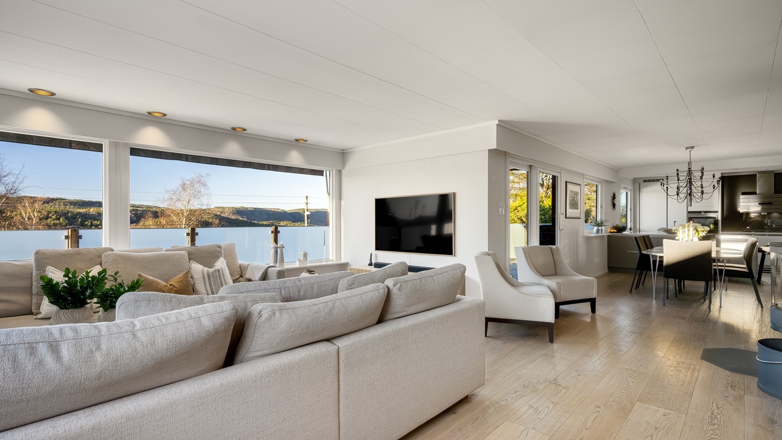 Åpen stue kjøkkenløsning som strekker seg i hele lengden av boligen Galleribilde