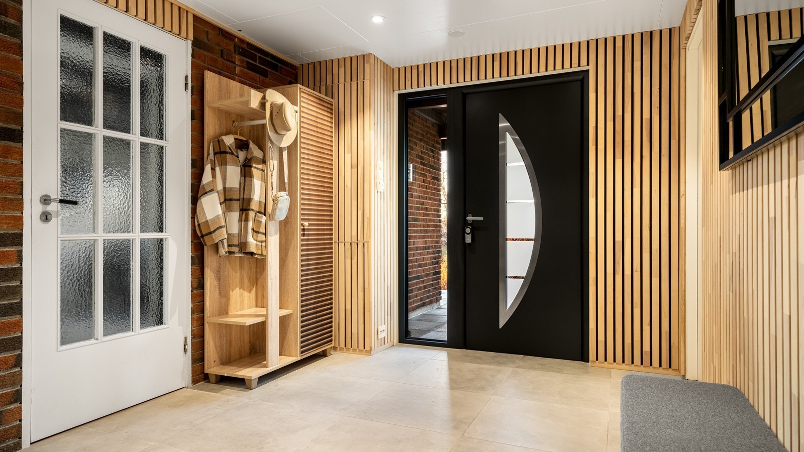 Stor hall med fliser på gulv Galleribilde