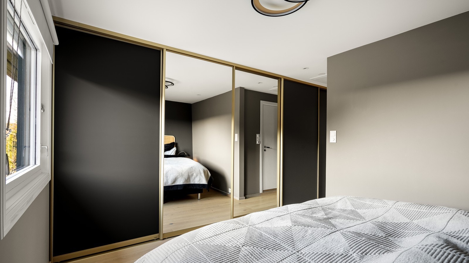 Soverom i 2.etg. med skyvedørsgarderobe Galleribilde