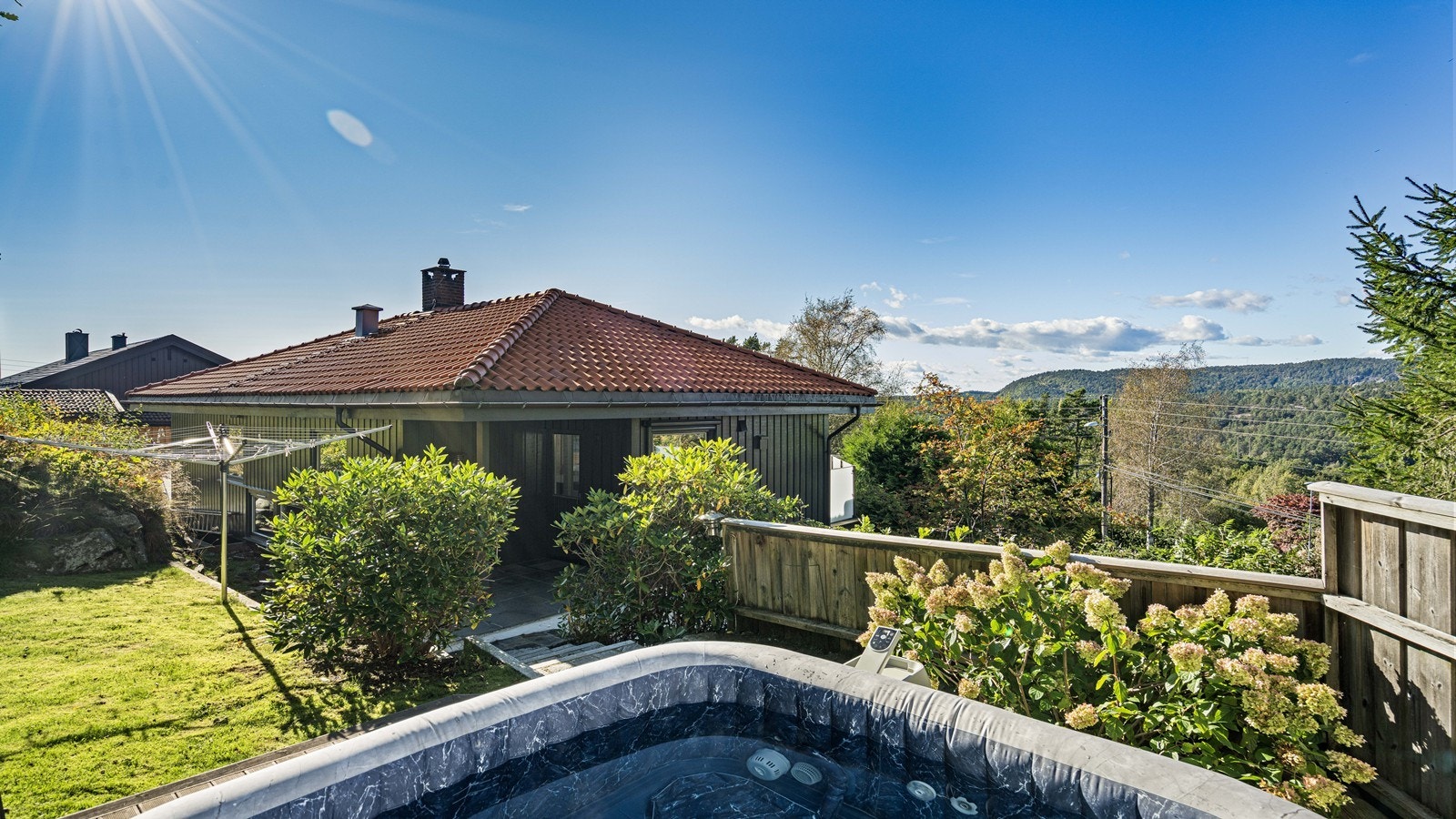 Romslig uteareal bak boligen Galleribilde