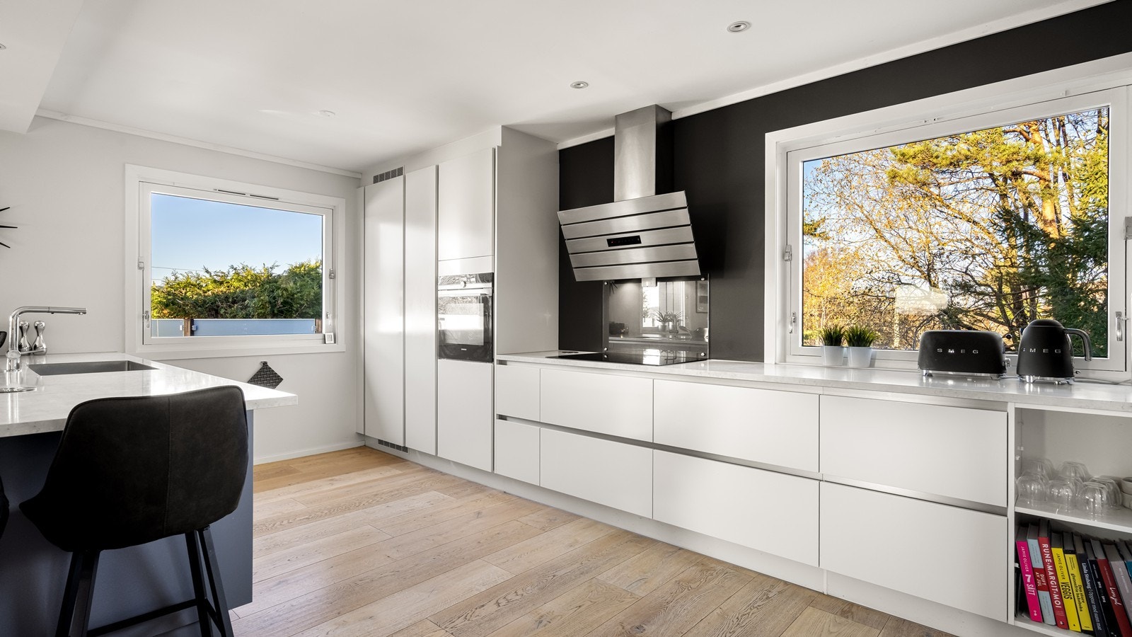 Romslig kjøkken med stor kjøkkenøy Galleribilde