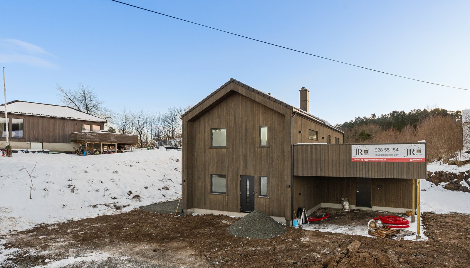 Boligen har romslig carport og flere biloppstillingsplasser på egen tomt. Galleribilde