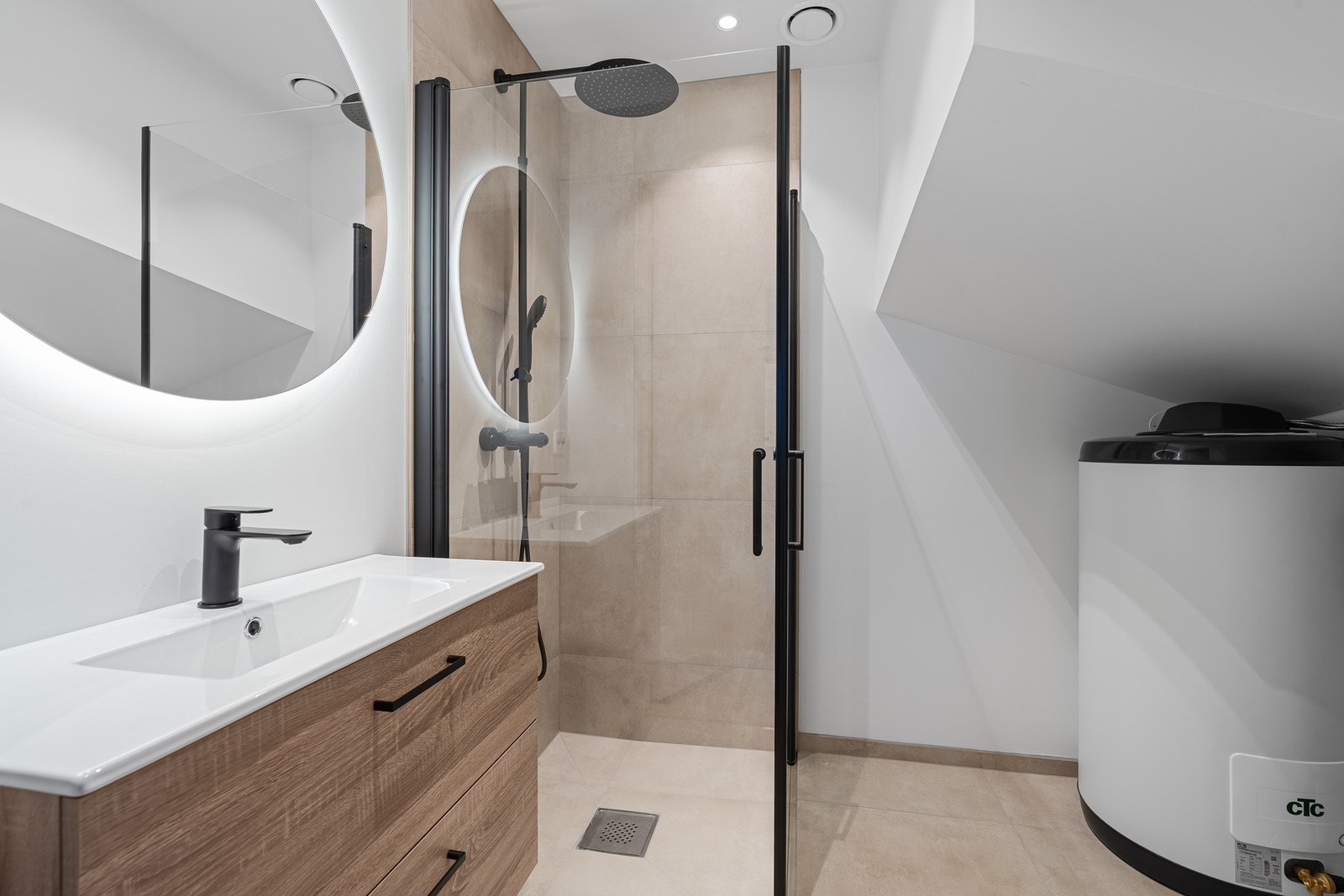 Bad i første etasje tilknyttet hoveddelen. bereder plassert under trapp. Galleribilde