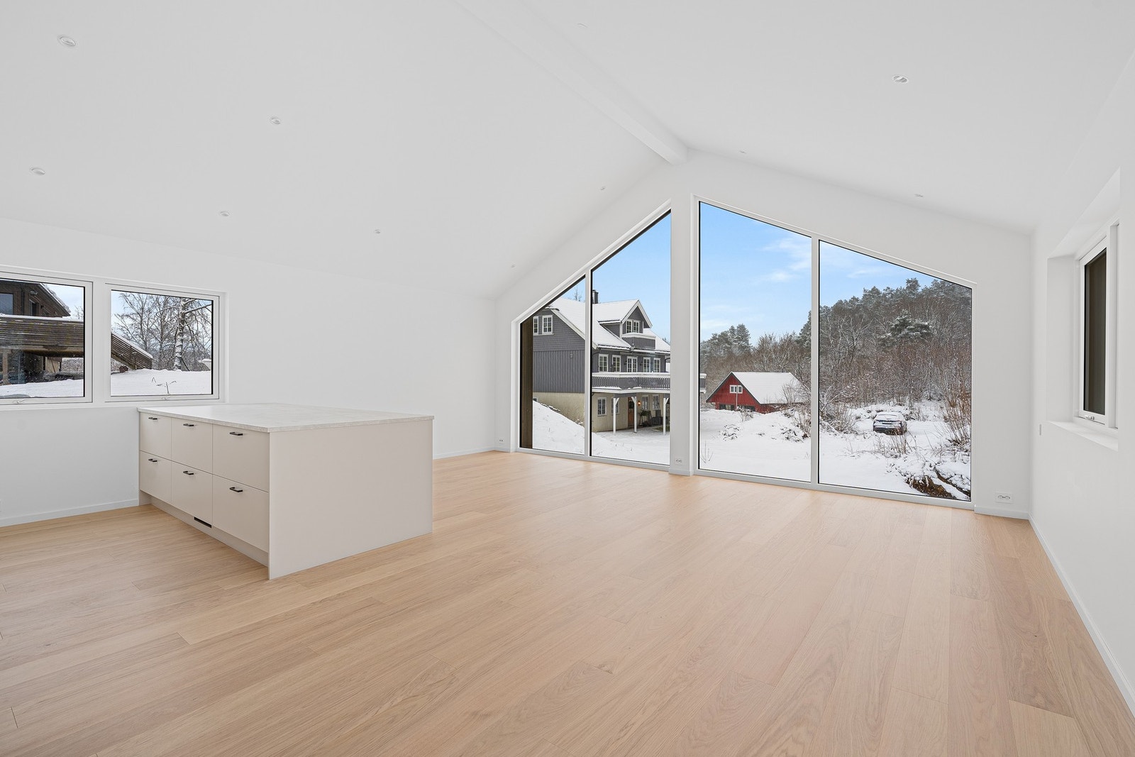 God takhøyde i stue og kjøkken. Store vindusflater slippe rinn mye lys. Galleribilde