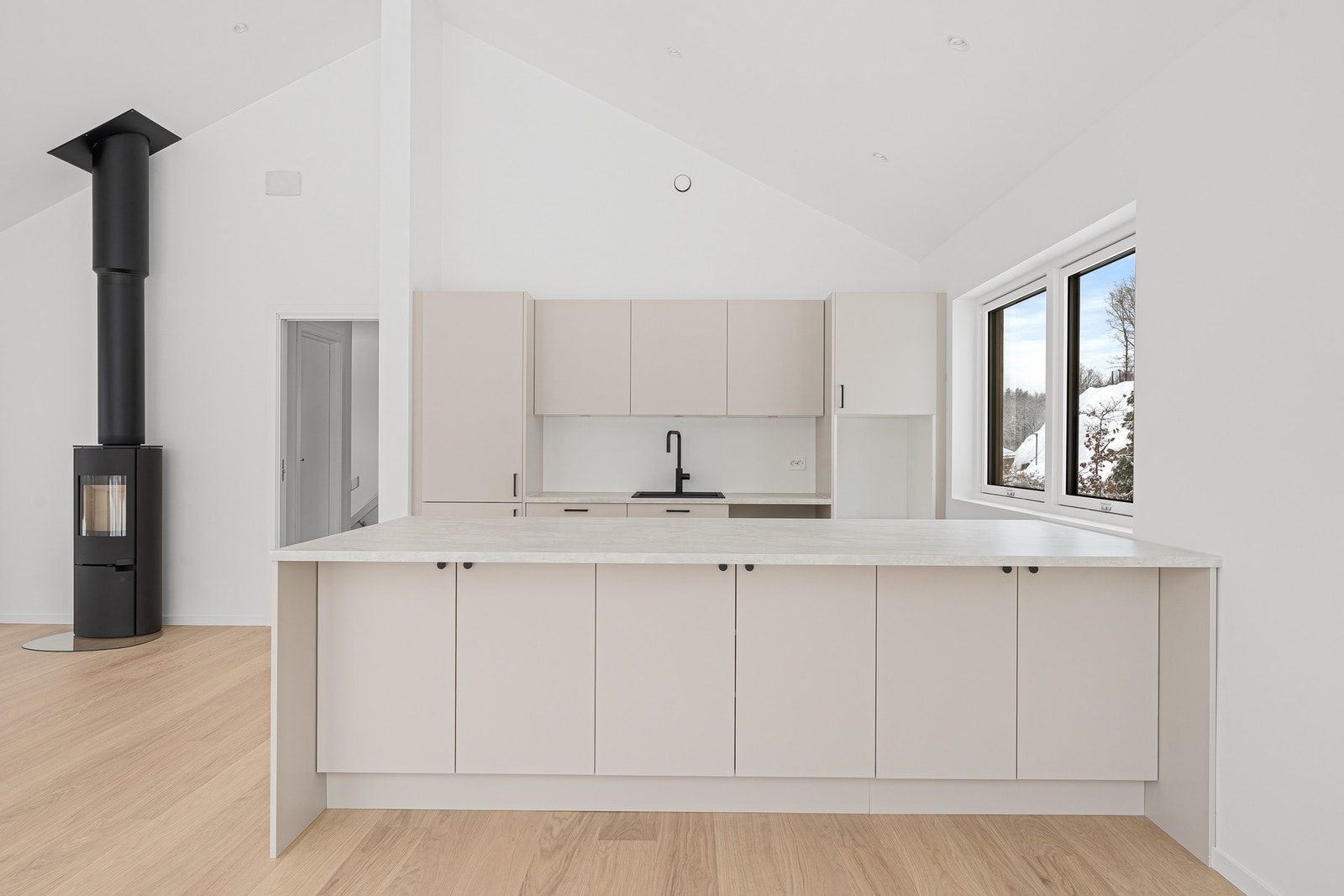 kjøkken med mye skap- og benkeplass Galleribilde