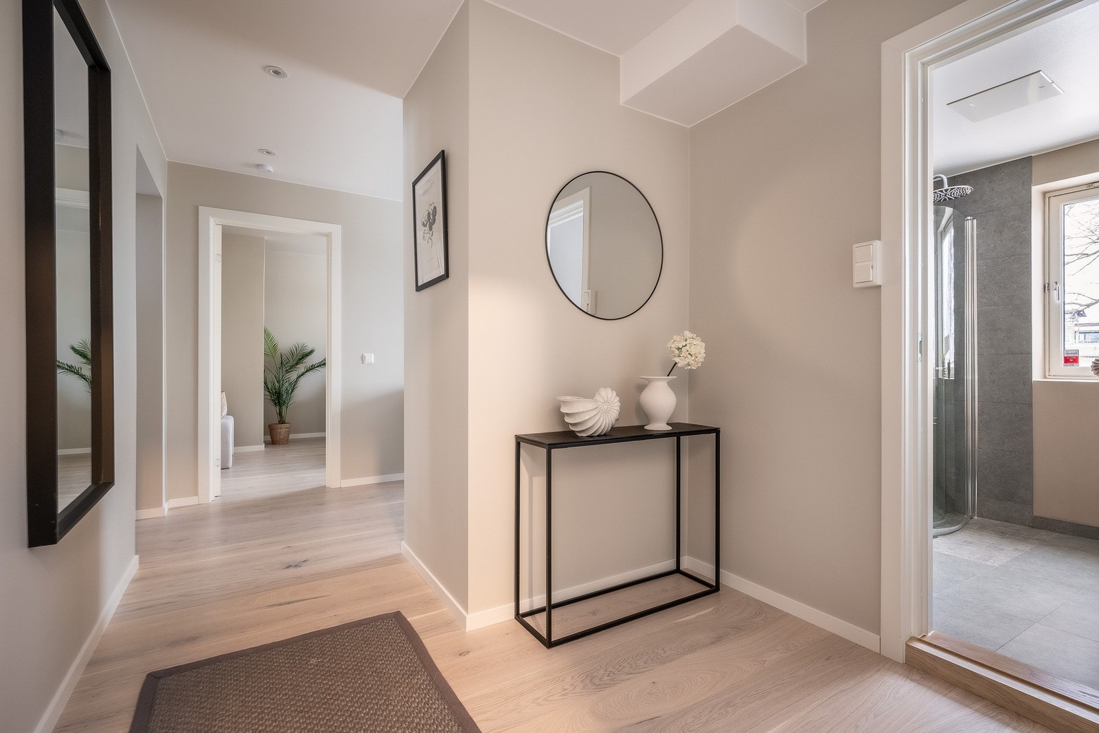 Lys og innbydende entré med god plass til yttertøy og sko. Galleribilde
