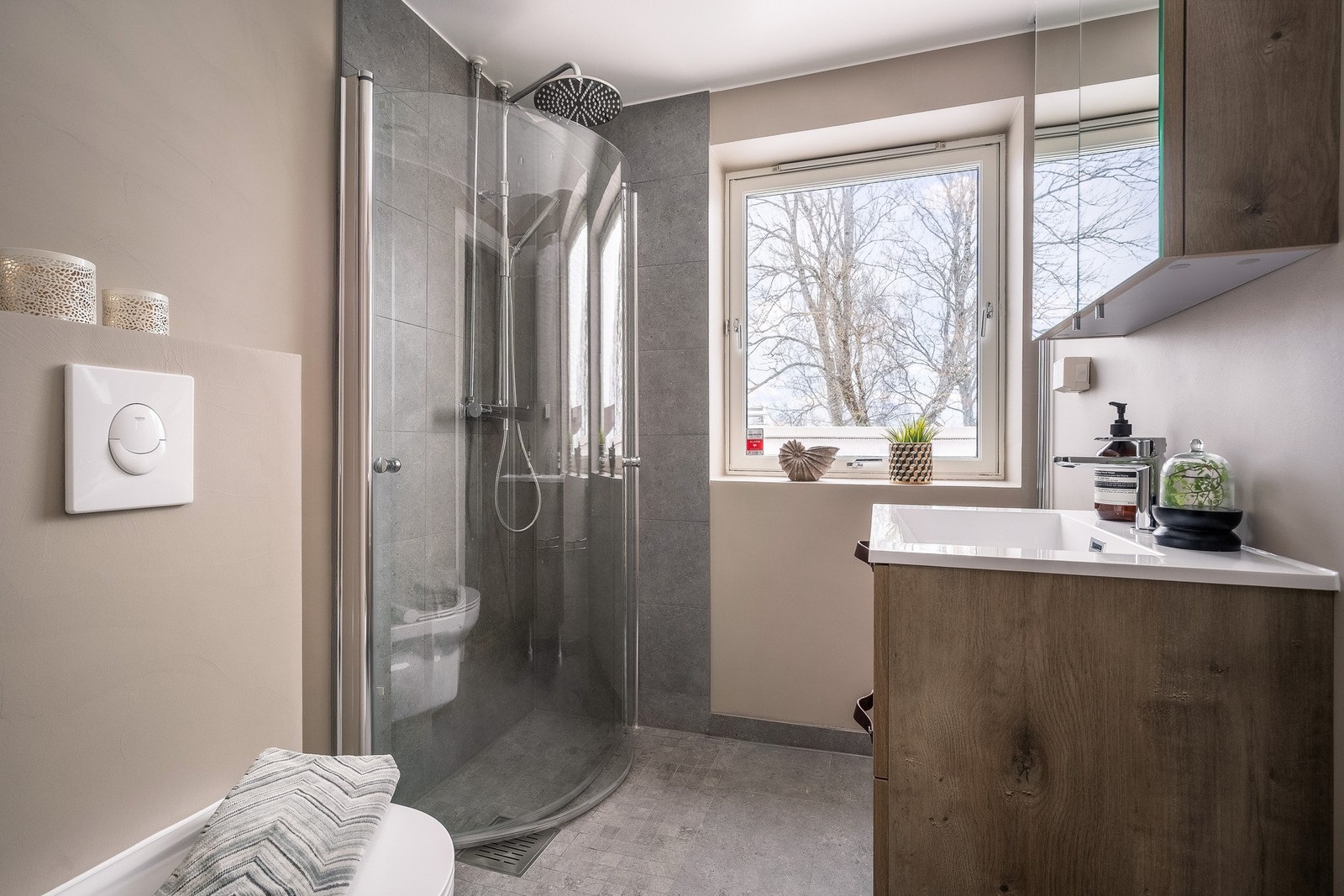 Borettslaget gjennomførte våtromsrehabilitering og rørutskifting mellom 2009 - 2010. Fint bad med downlights i himling, varme i gulv og opplegg for vaskemaskin. Galleribilde