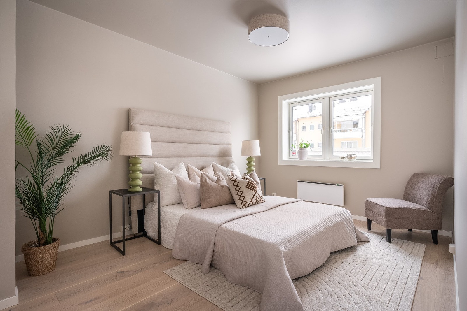 Stort soverom med god plass til dobbeltseng, nattbord og garderobe. Galleribilde