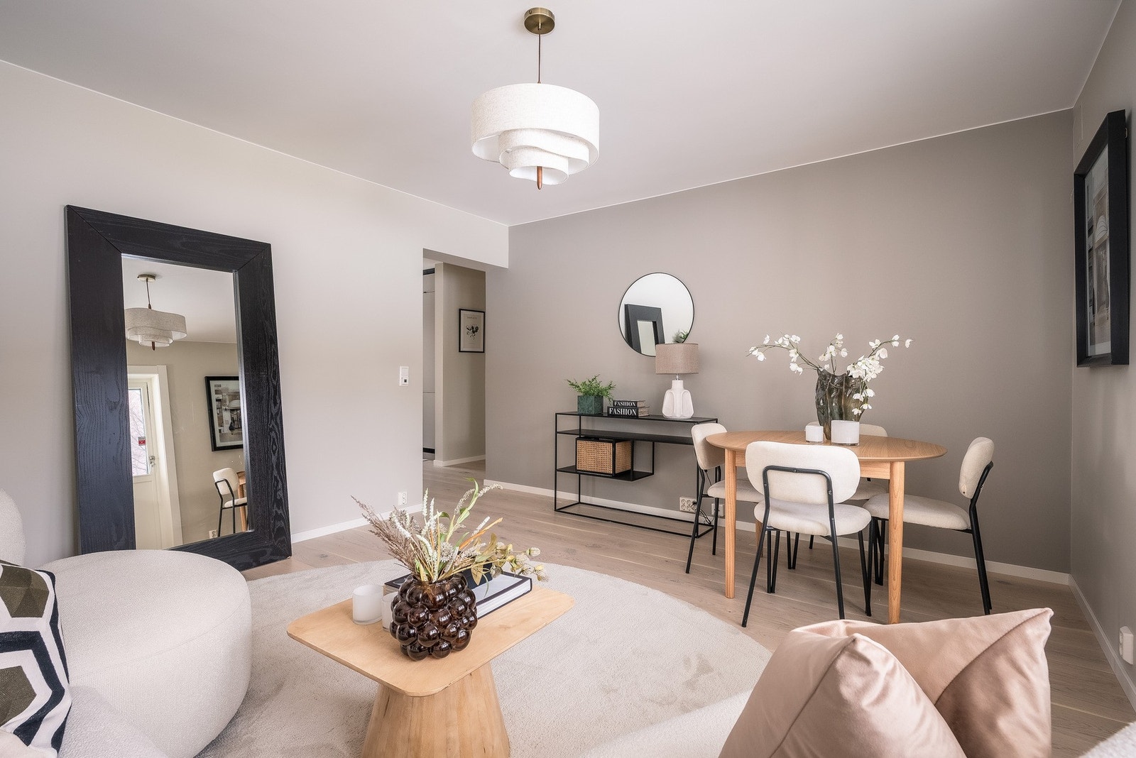 Romslig stue med god plass til både sofagruppe og spisebord. Galleribilde