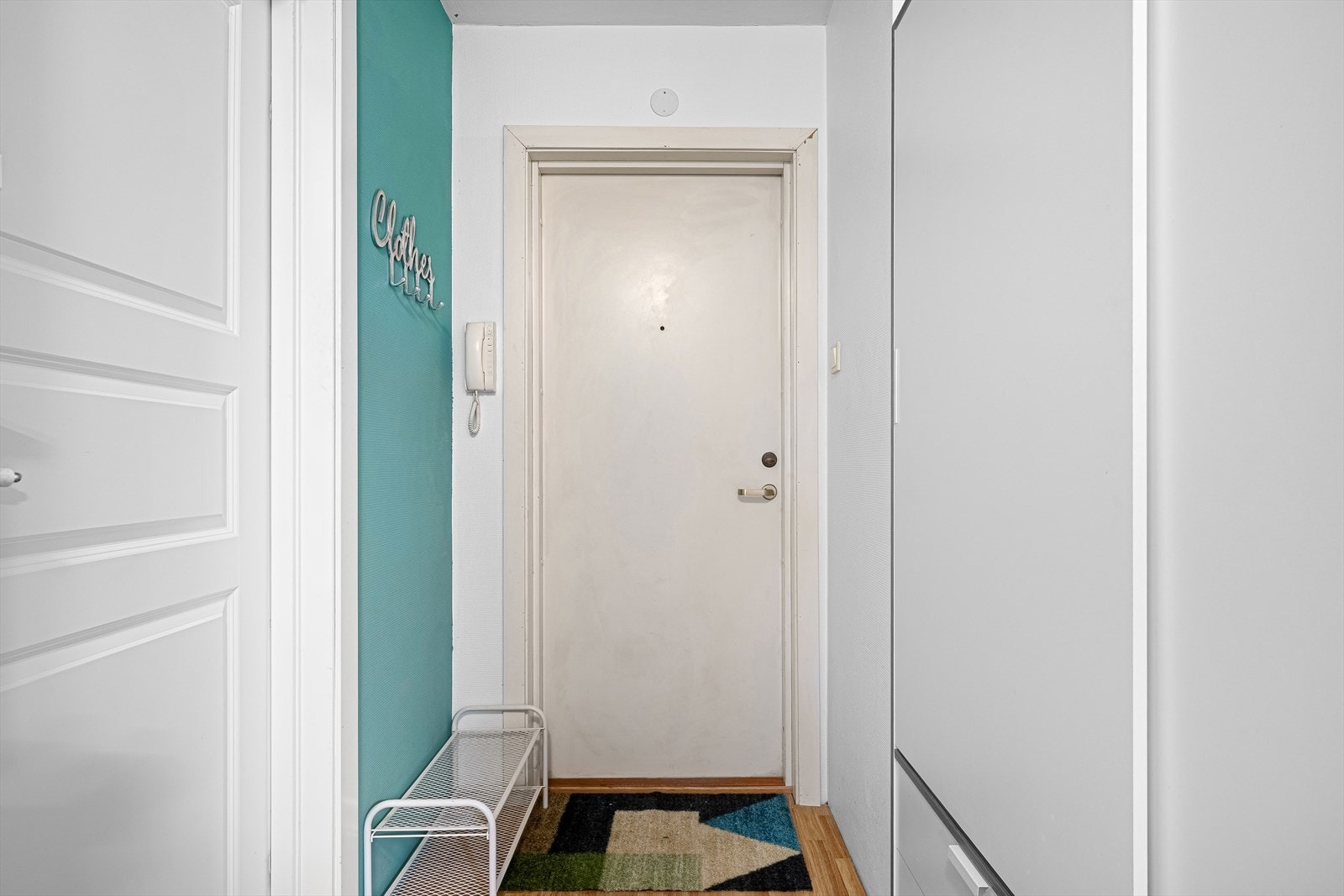 Pen entré med garderobeskap som medfølger Galleribilde