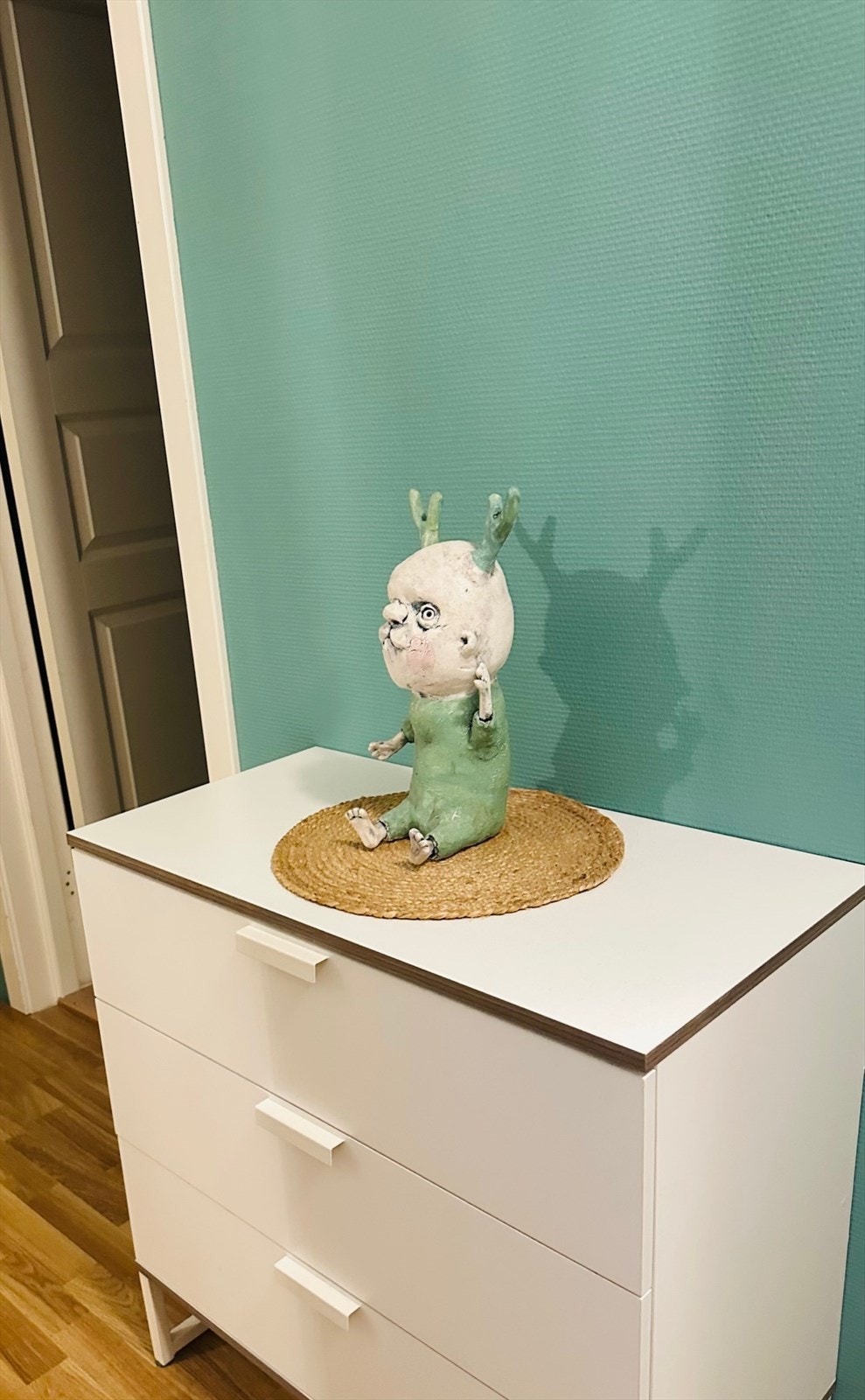 Spreke og glade fargekombinasjoner i leiligheten Galleribilde