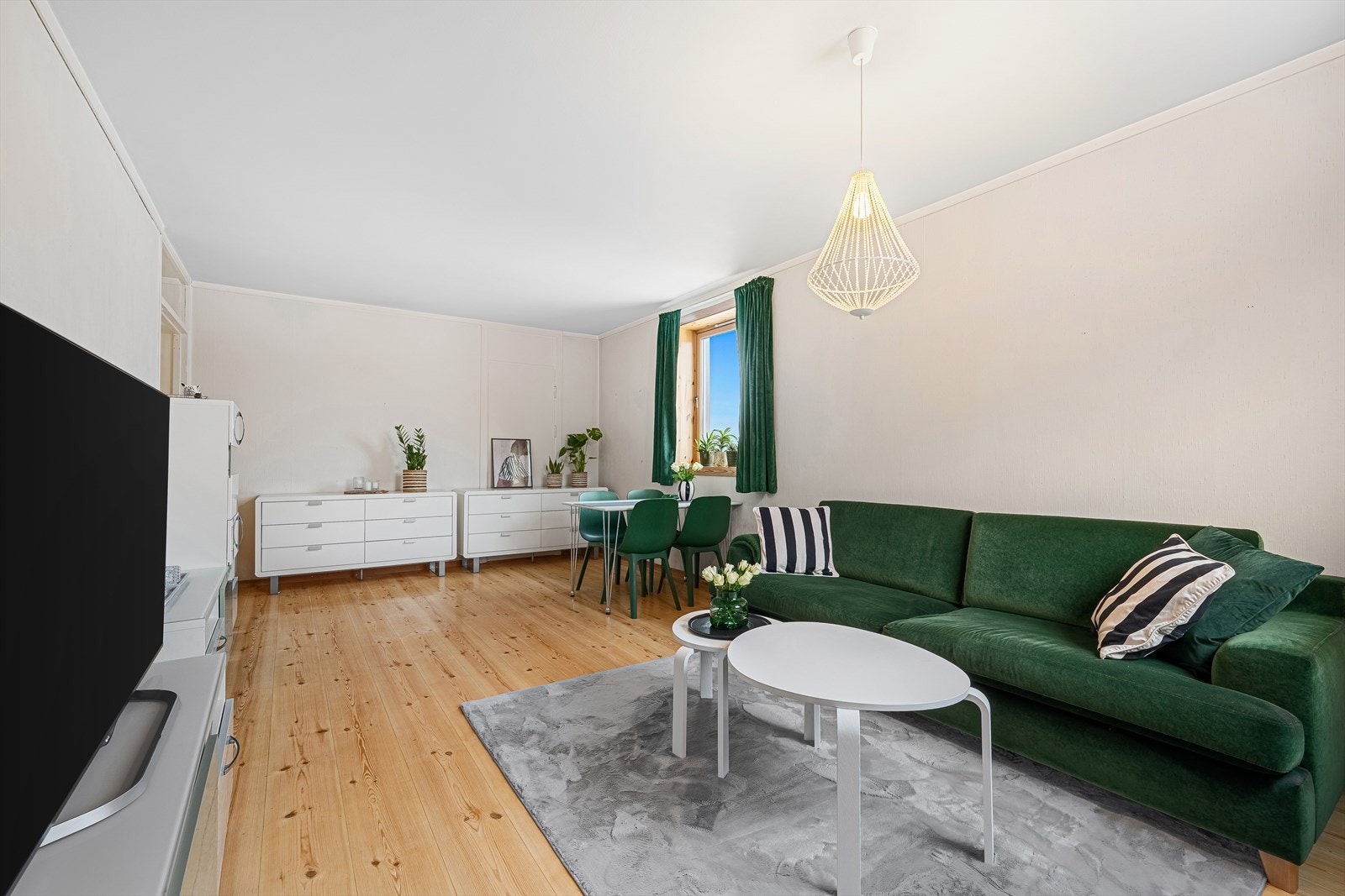 Laminat på gulv og malte flater på vegg Galleribilde