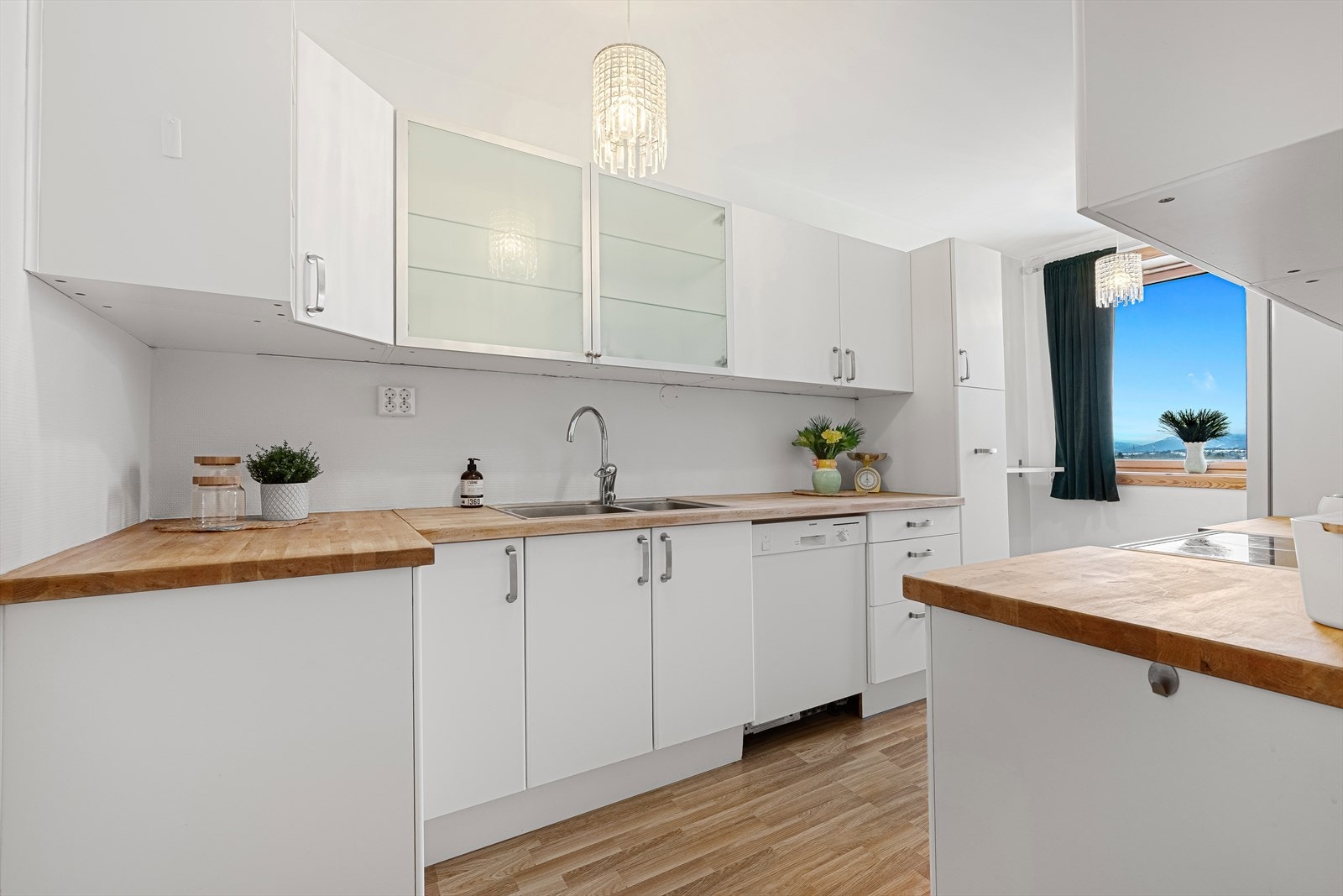 Pent kjøkken med Ikea kjøkkeninnredning Galleribilde