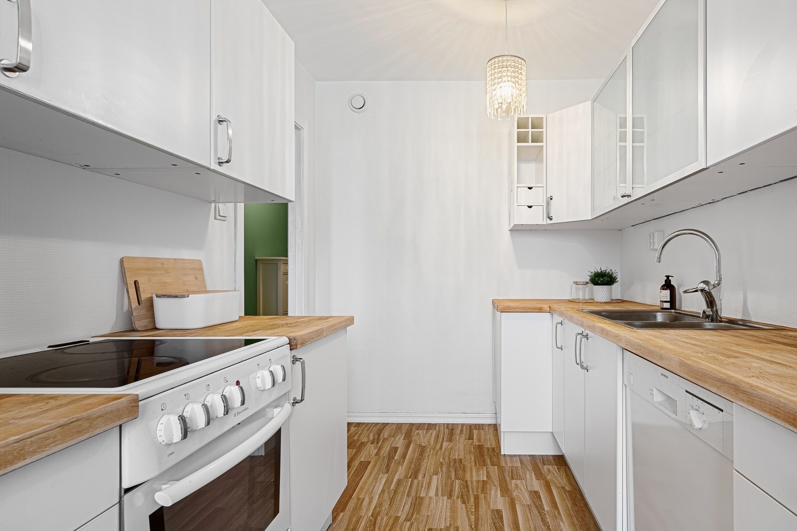 Frittstående oppvaskmaskin og komfyr medfølger Galleribilde