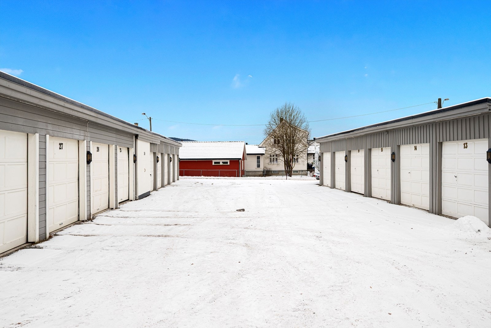 Borettslaget har garasjer, men denne boligen selges ikke med garasje. Galleribilde