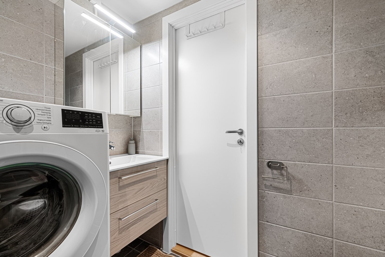 Det er opplegg til vaskemaskin på badet og vaskemaskinen medfølger Galleribilde