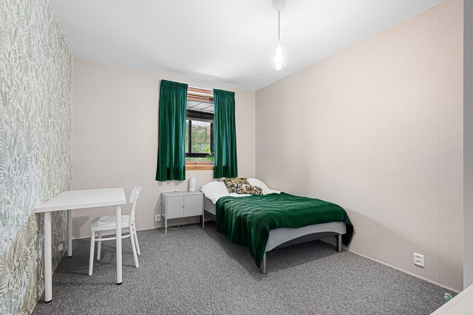 Soverom nr. 2 -med lekker tapet og med teppe på gulv Galleribilde