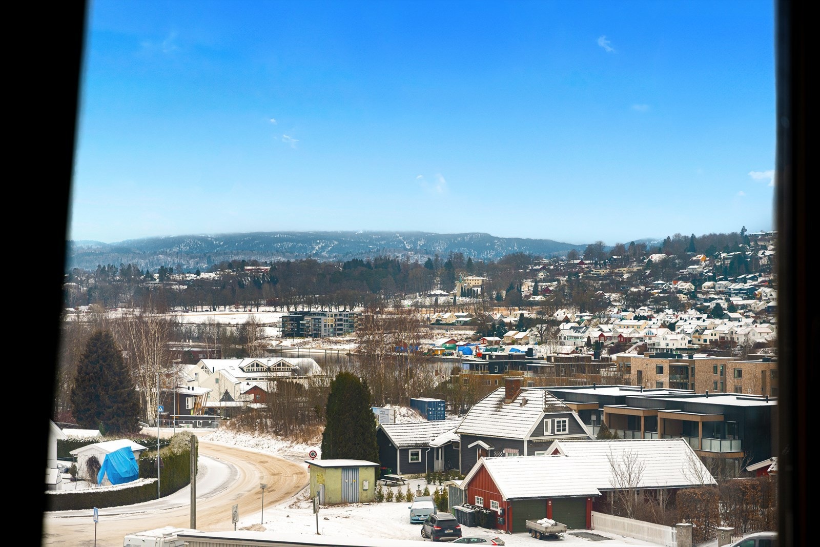 Utsikt fra stuevinduet - glimt mot Porsgrunnselva Galleribilde