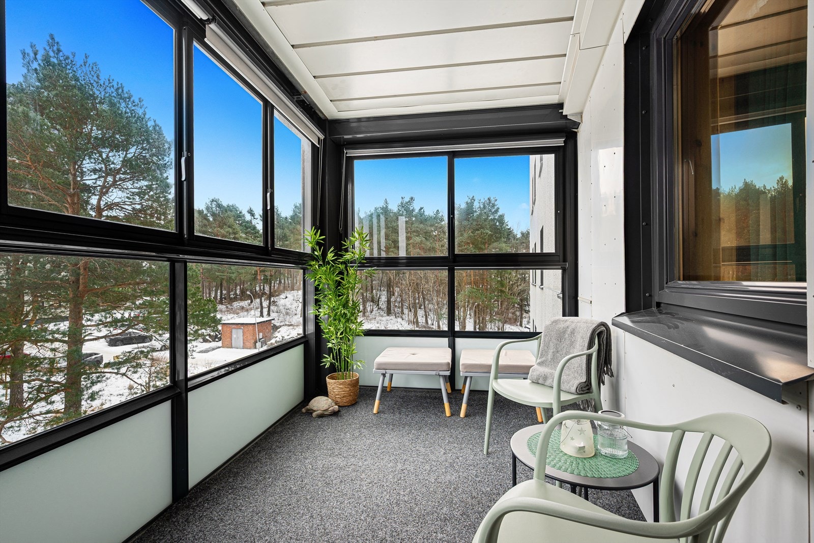 Balkongen ligger usjenert til i nordøstlig retning - morgen- og formiddagssol Galleribilde