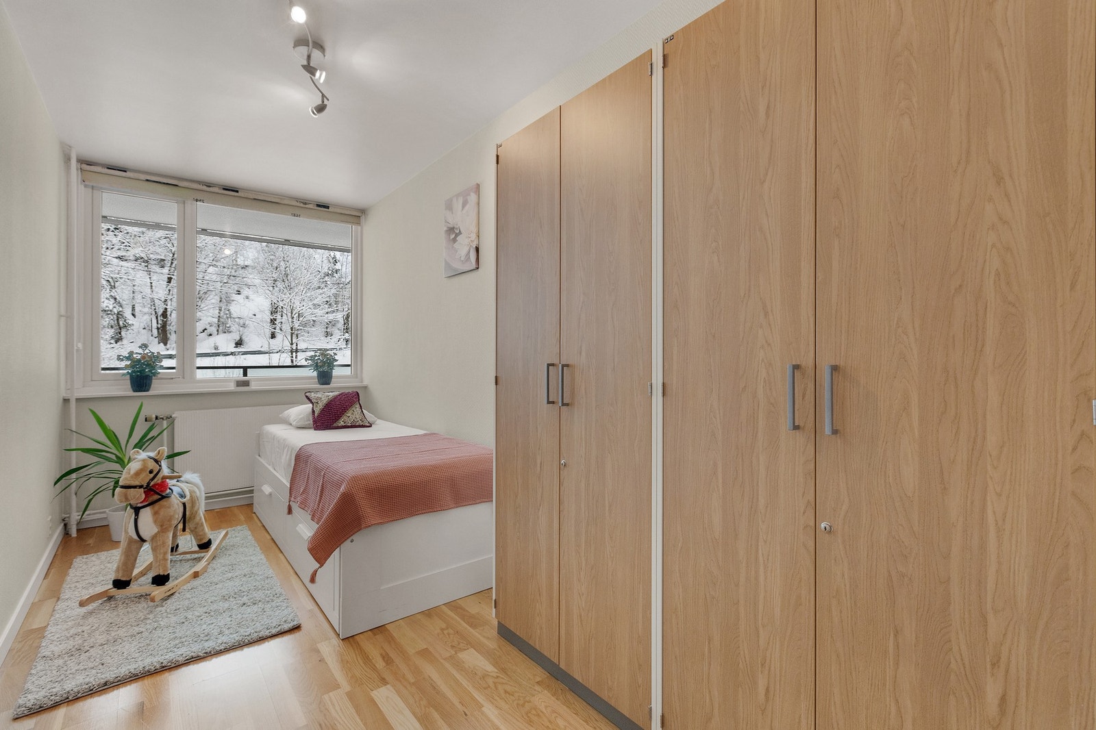 Et fint soverom med plass til seng, garderobeskap og tilhørende møblement Galleribilde