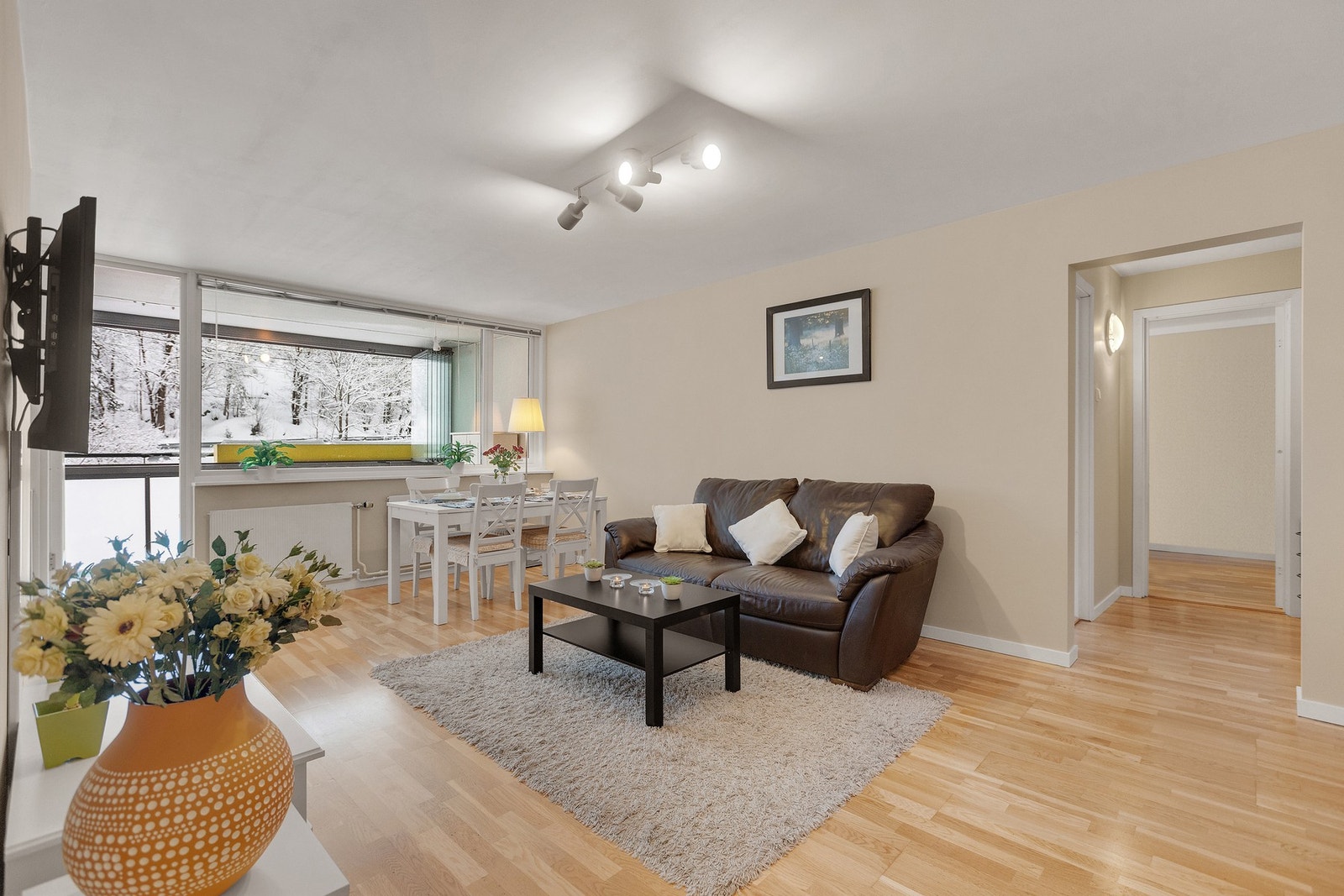 Romslig stue med store vindusflater som gir mye lys og en god romfølelse. Galleribilde