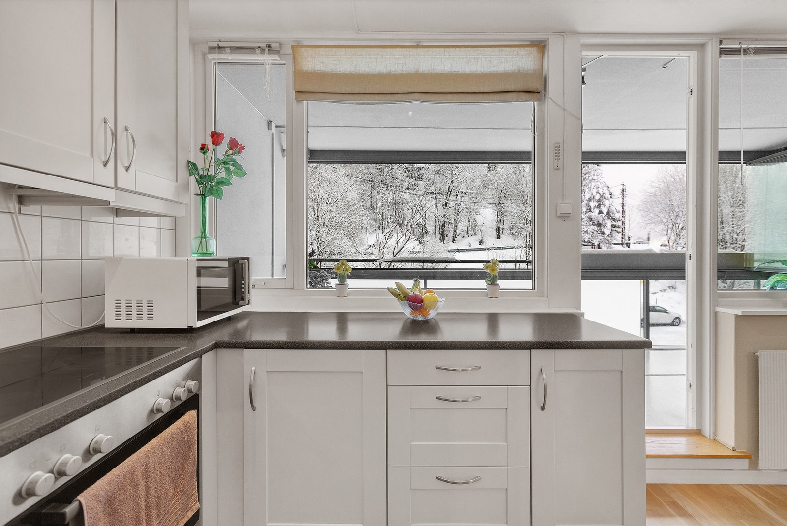 Kjøkkeninnredning bestående av laminerte skrog og slette fronter. Galleribilde