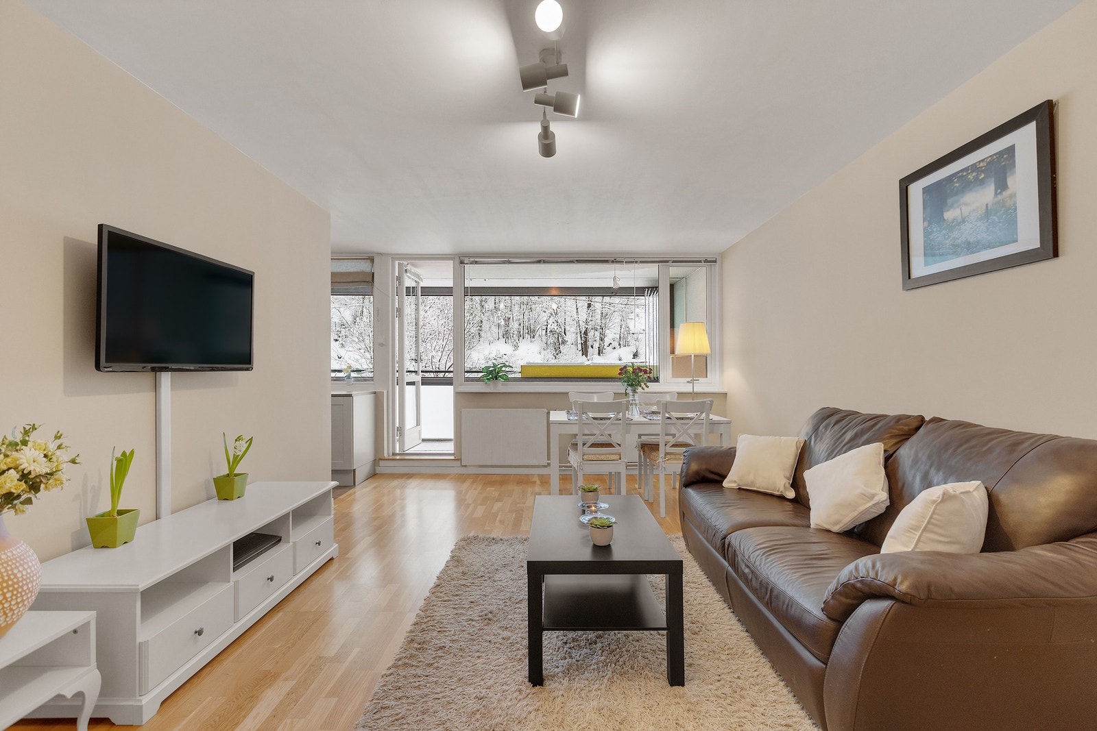 Varmtvann/fyring er inkludert i felleskostnaderne.Vannbåren varme m/ radiatorer tilkoblet felles fjernvarmeanlegg. Galleribilde