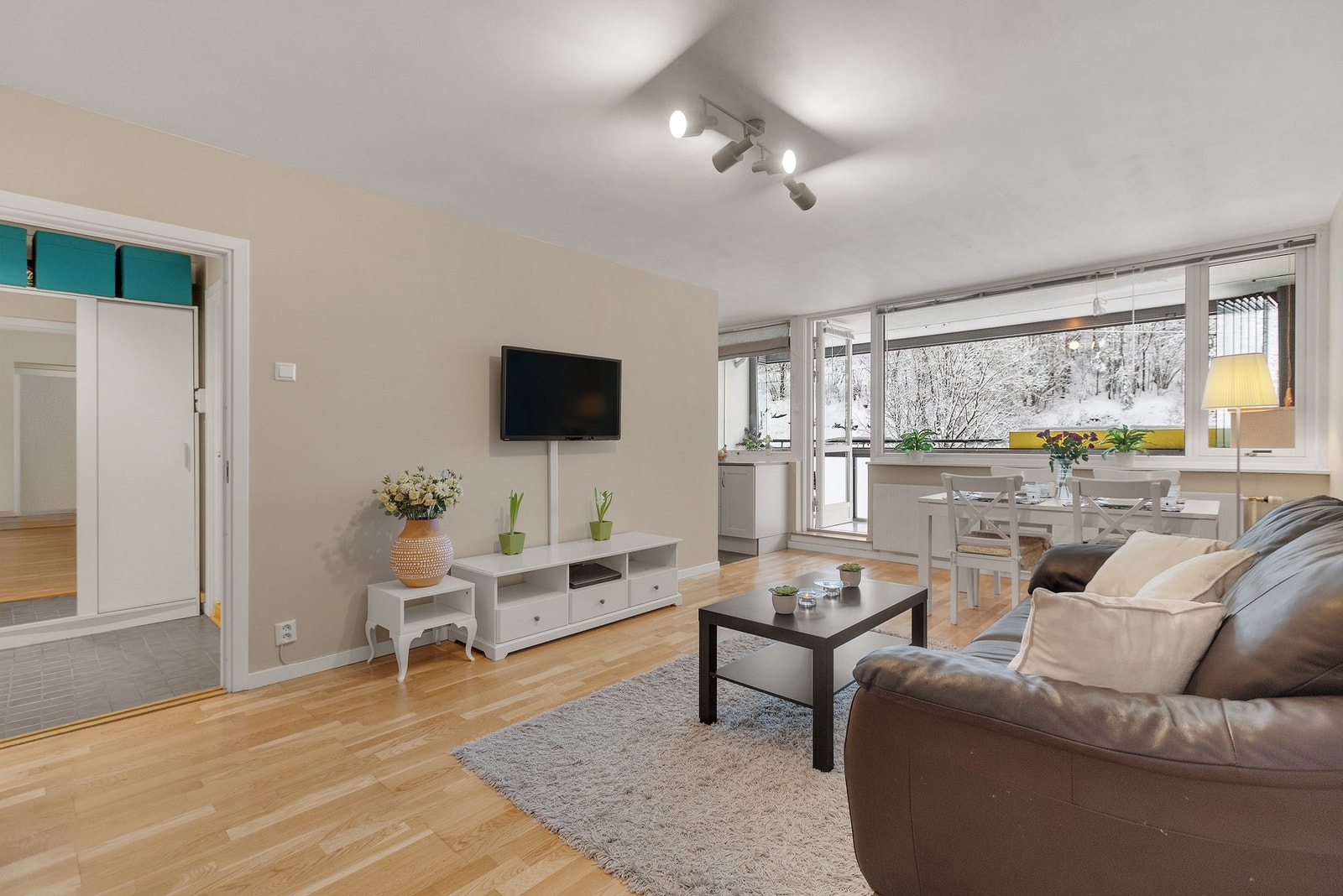 Velkommen til Måneveien 32 - Hjertelig velkommen til visning med Fredrik Markeland, Partner v/Eiendomsmeglerne,tlf 91 24 60 82 Galleribilde