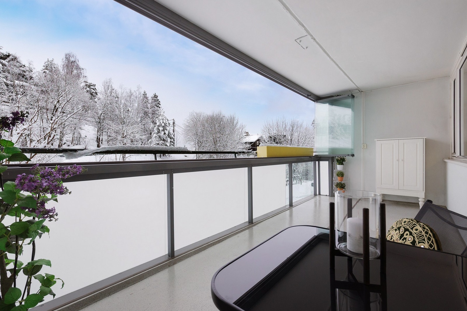 Innglasset balkong på ca. 12 m² med utgang fra stue Galleribilde