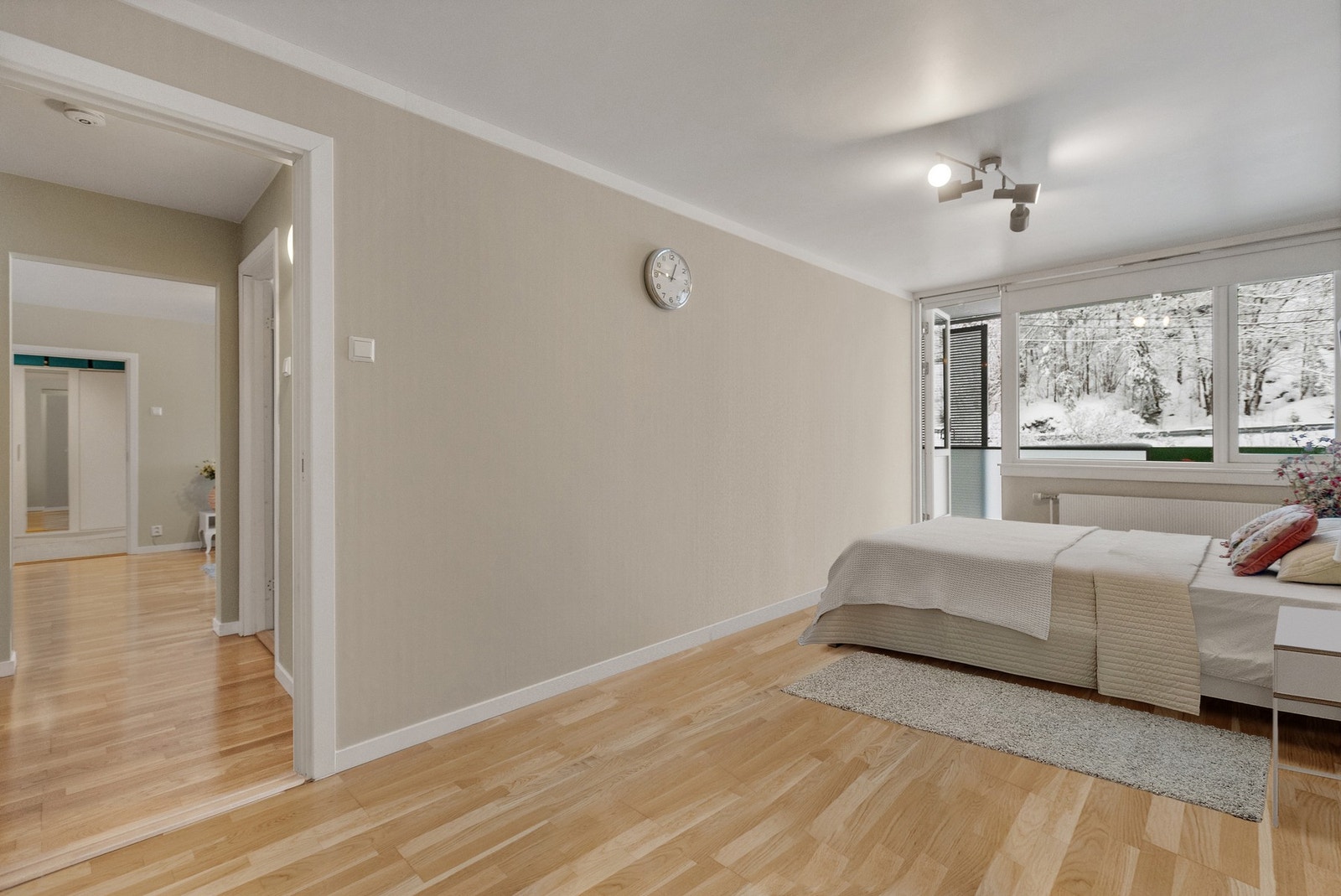 Stort hovedsoverom med plass til dobbeltseng. Utgang til balkong fra soverom. Galleribilde