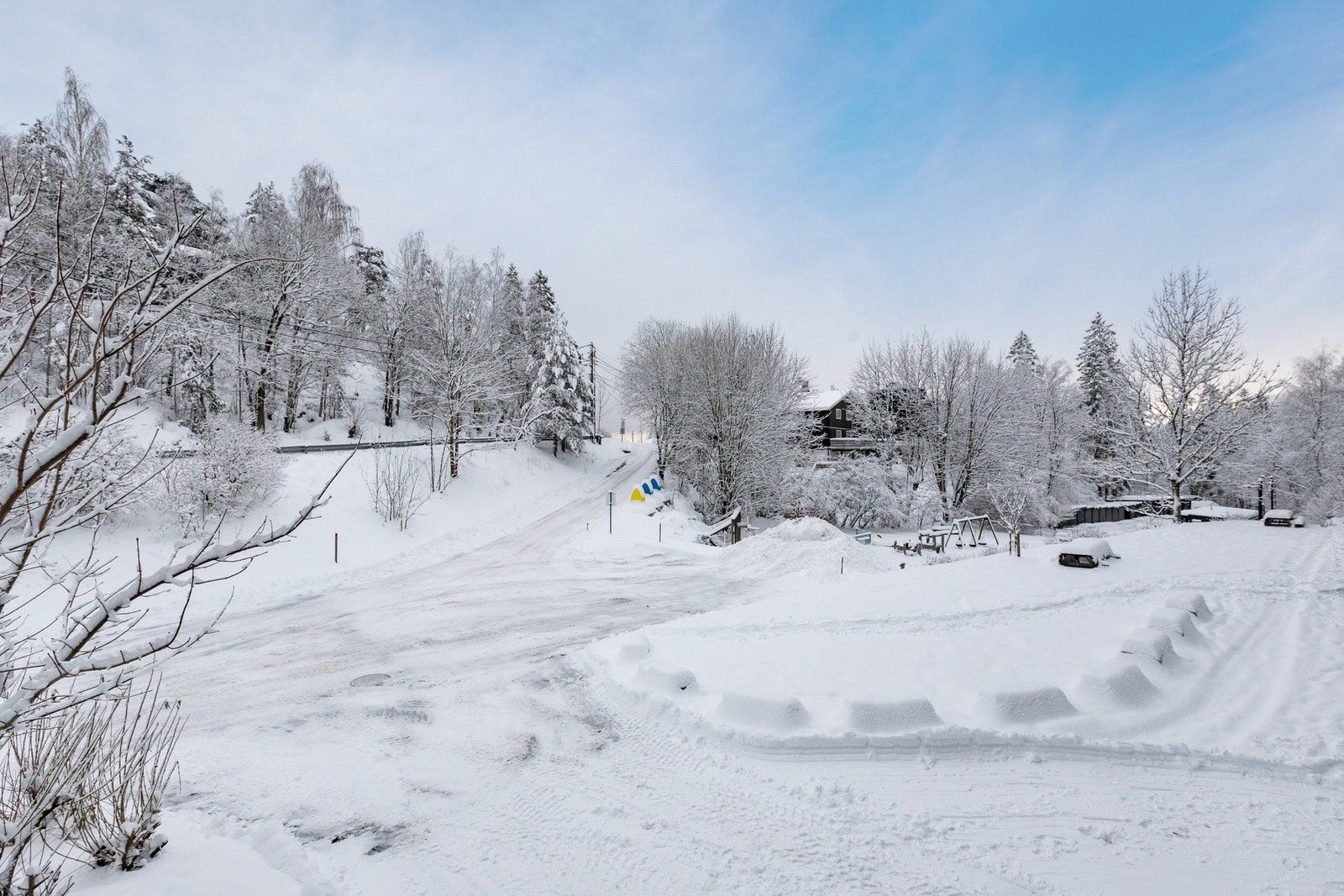 Fra balkongerne er det fin utsikt til borettslagets fellesarealer med lekkeplasser og grøntområder eller "vinterland" om vintern. Galleribilde