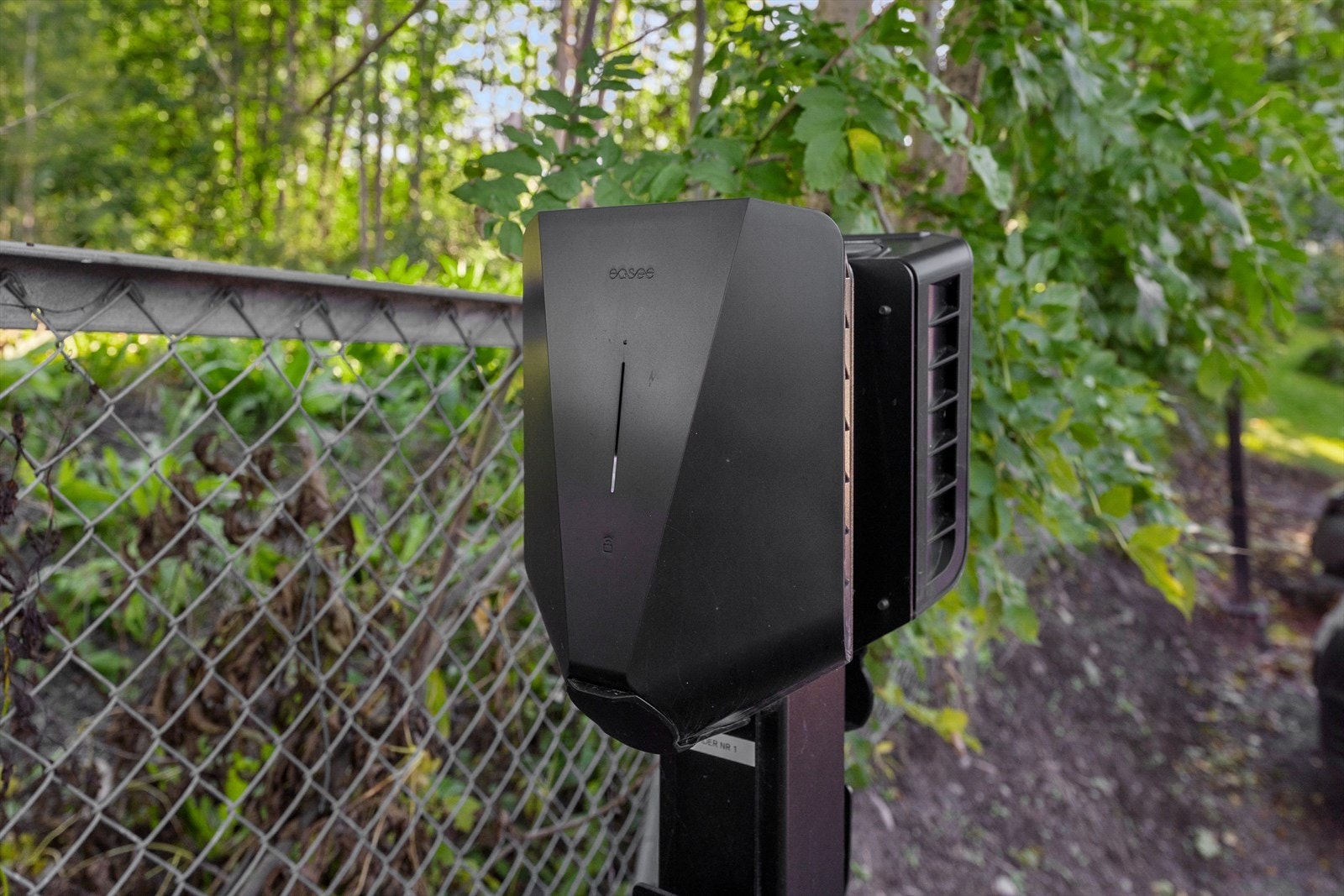 Boligen har felles tomt og alle har egne faste parkeringsplasser rett utenfor inngangsdøren. Her er det også montert elbillader. Galleribilde