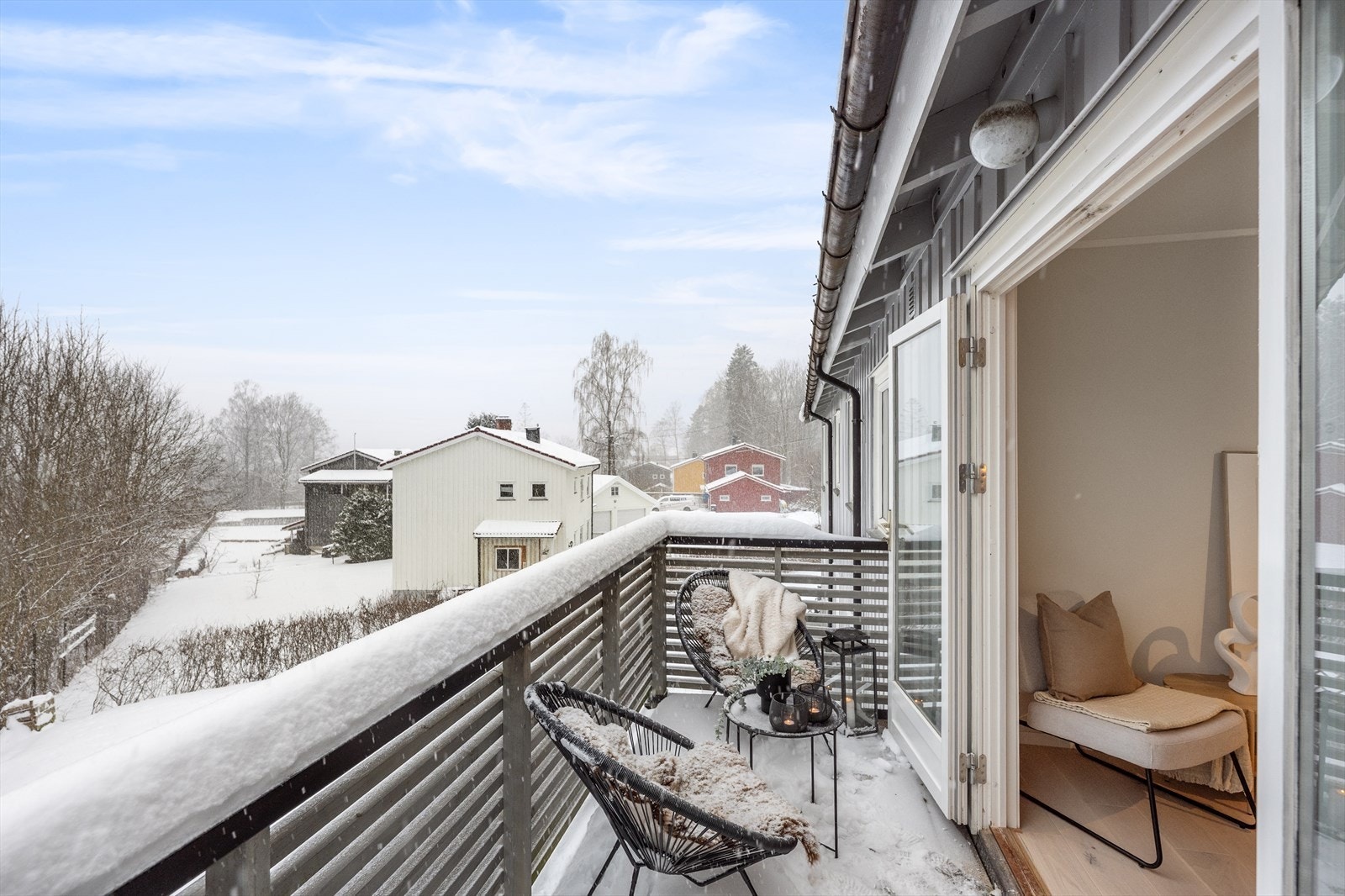 Romslig balkong med plass til både utemøbler og grill Galleribilde